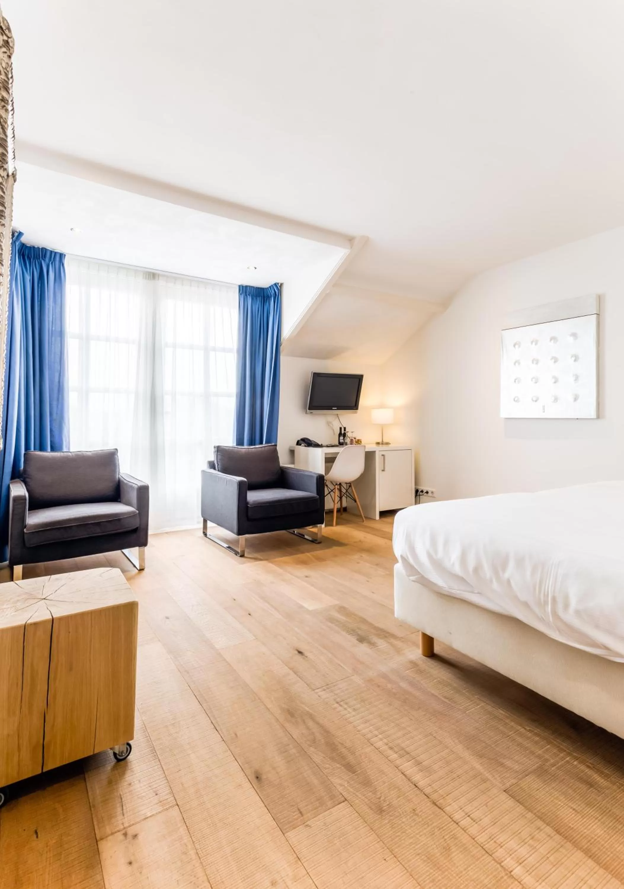 Bedroom, Seating Area in Strandhotel Domburg