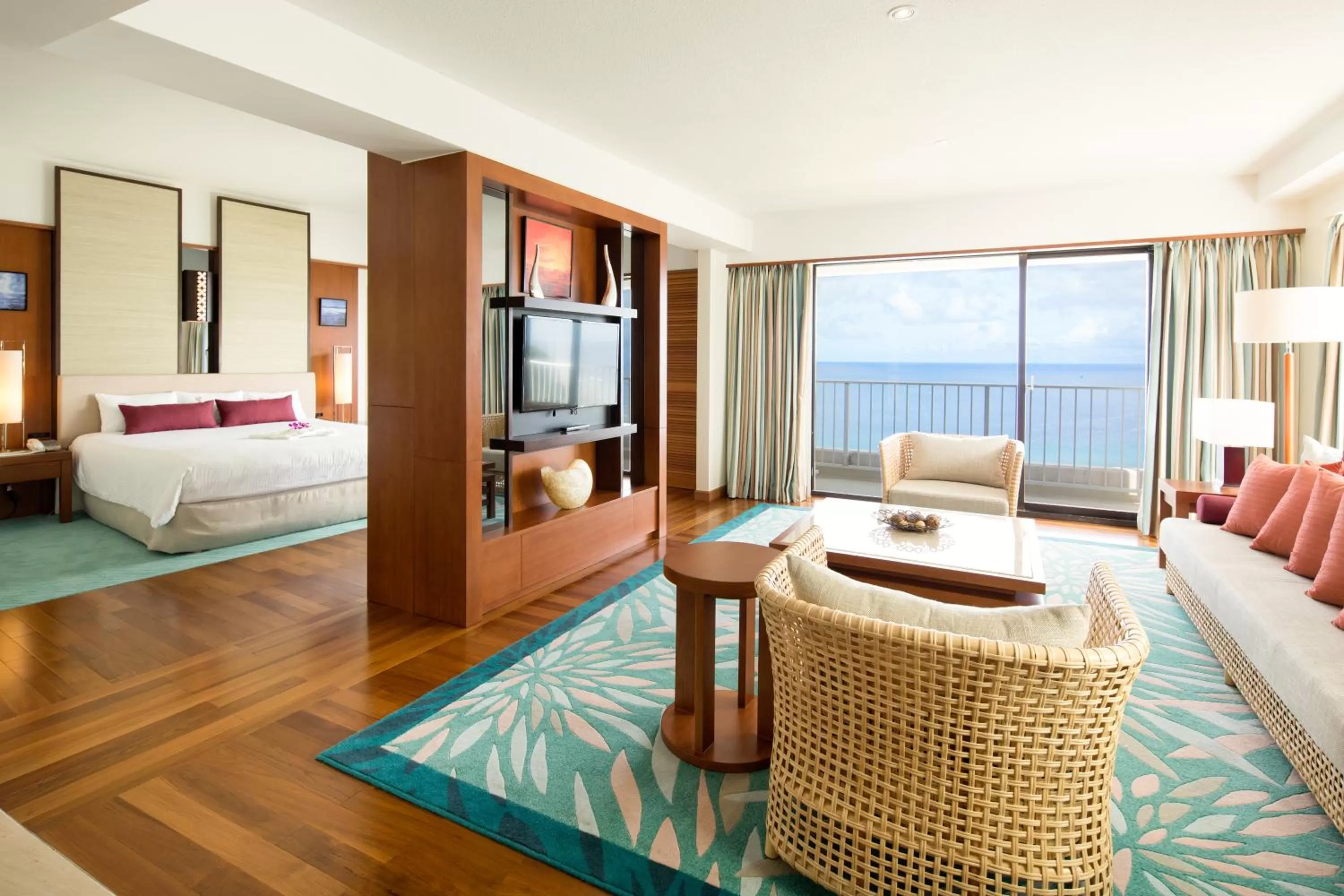 Living room, Bed in Hotel Nikko Guam