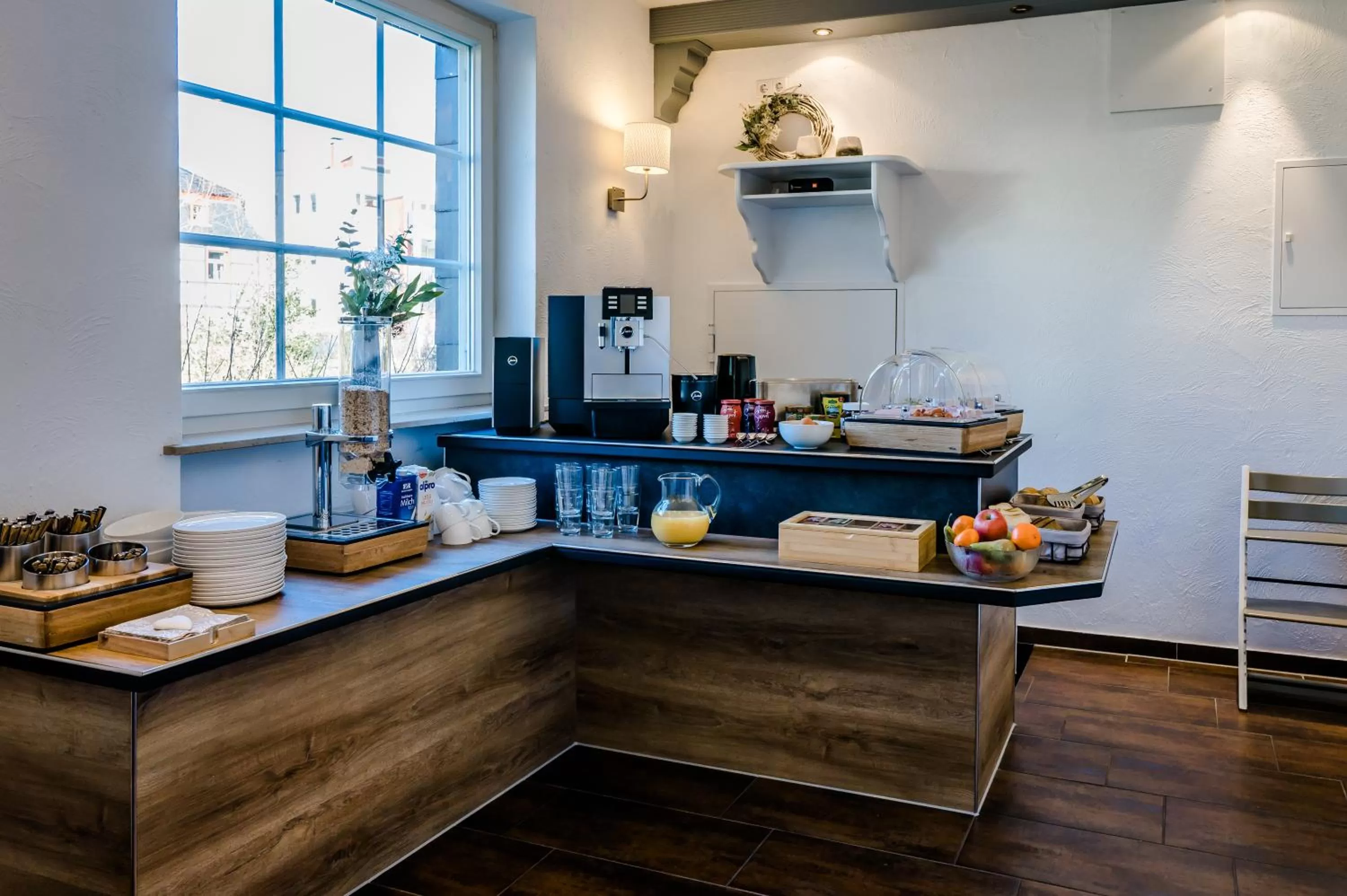 Breakfast, Kitchen/Kitchenette in Hotel am See