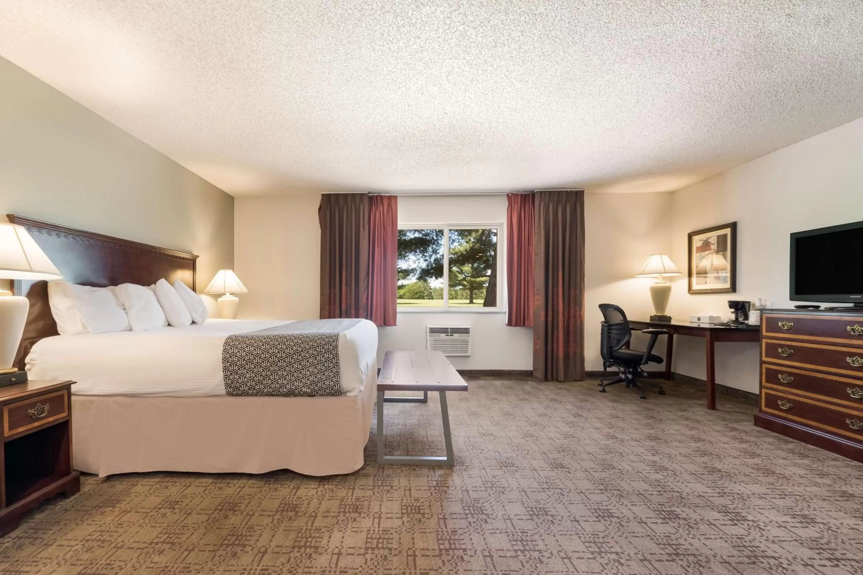 Bedroom, Bed in SureStay Hotel by Best Western Thomson