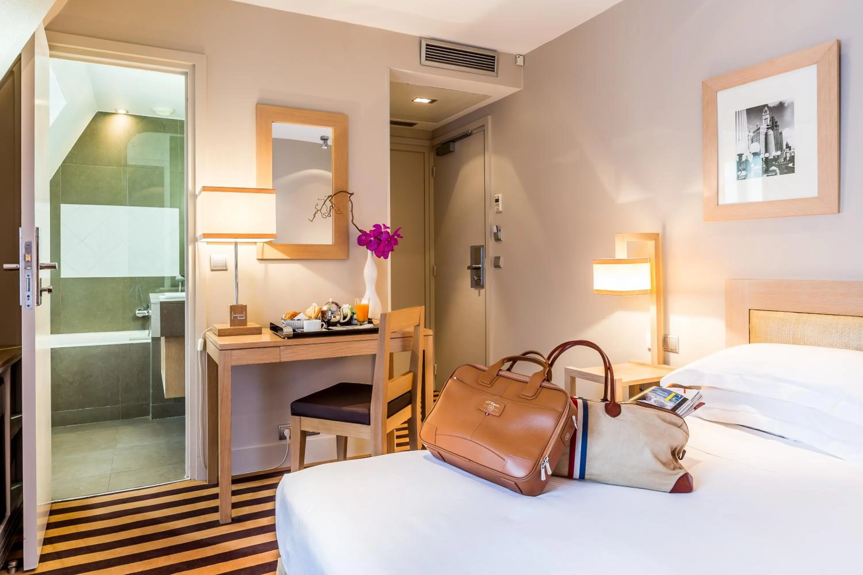 Bed in Hotel Duret Paris Champs Elysées