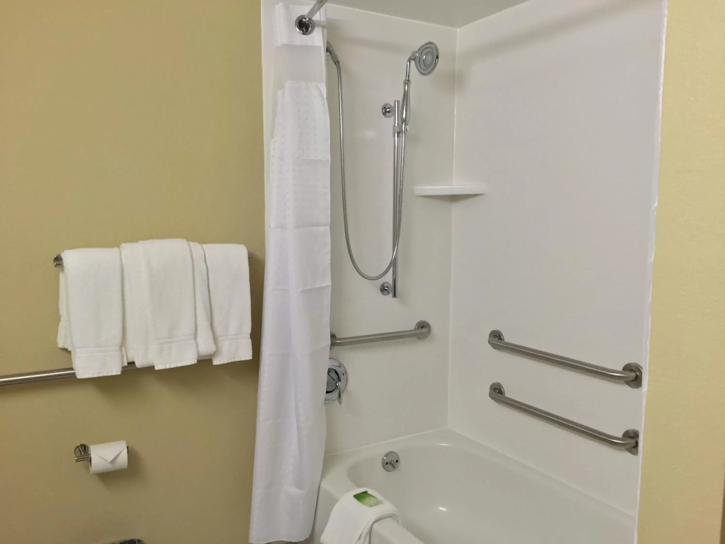 Queen Room with Two Queen Beds - Disability Access Tub in Holiday Inn Express Chicago NW - Arlington Heights, an IHG Hotel Queen Room with Two Queen Beds - Disability Access Tub in Holiday Inn Express Chicago NW - Arlington Heights, an IHG Hotel