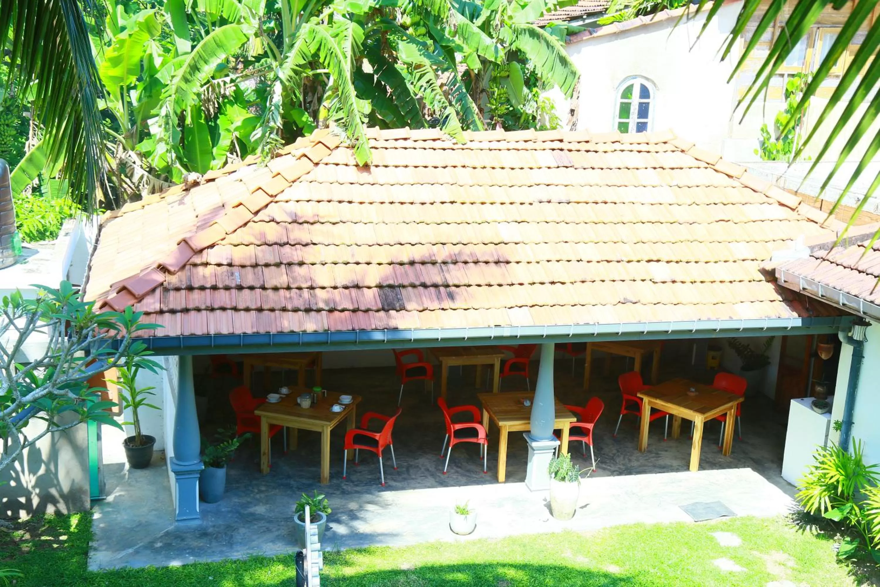 Property building, Restaurant/Places to Eat in SriMany