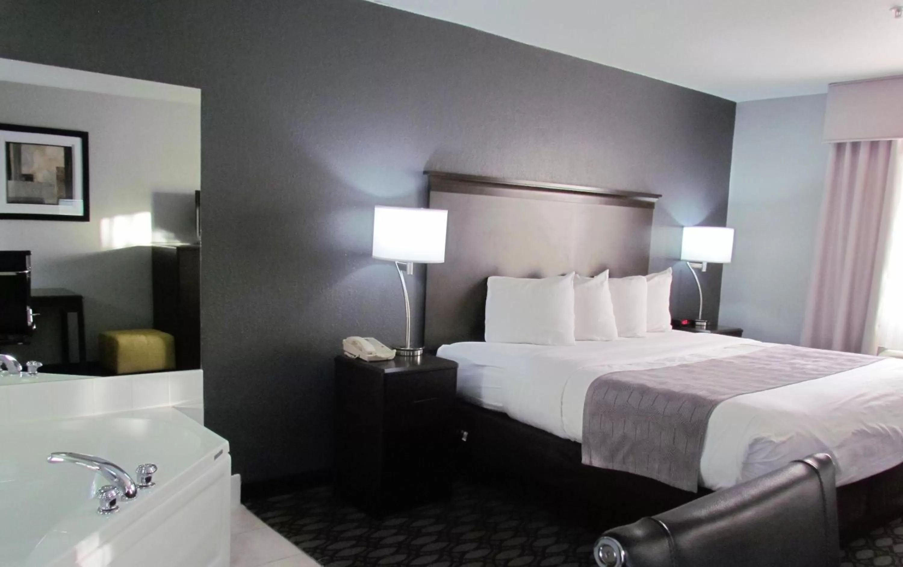 Hot Tub, Bed in Oak Hill Inn & Suites