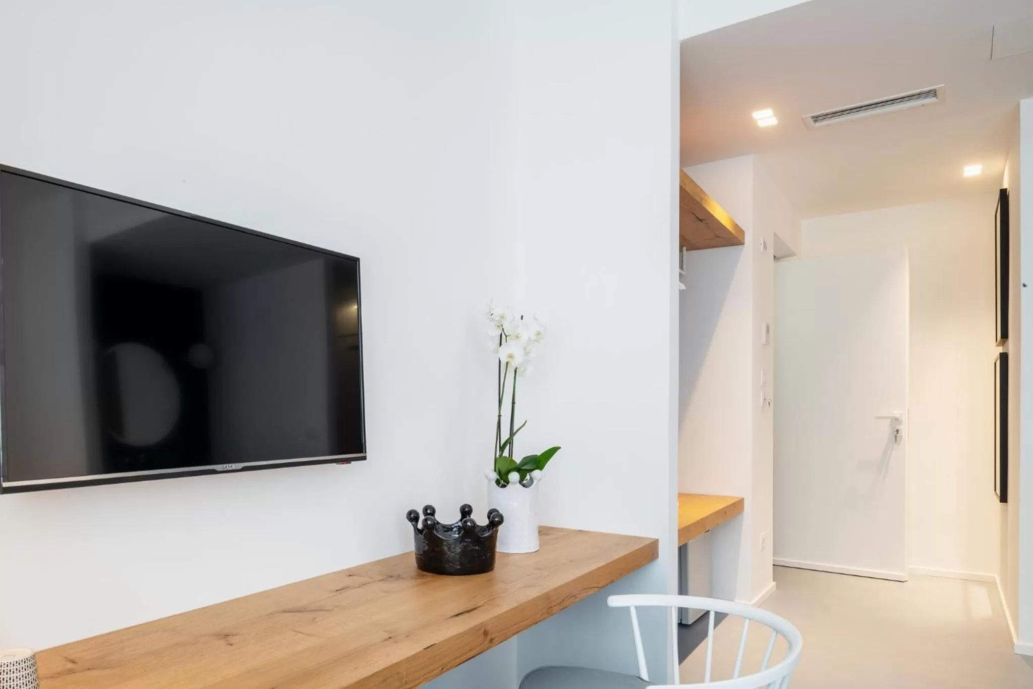 Photo of the whole room, TV/Entertainment Center in Near Ortigia