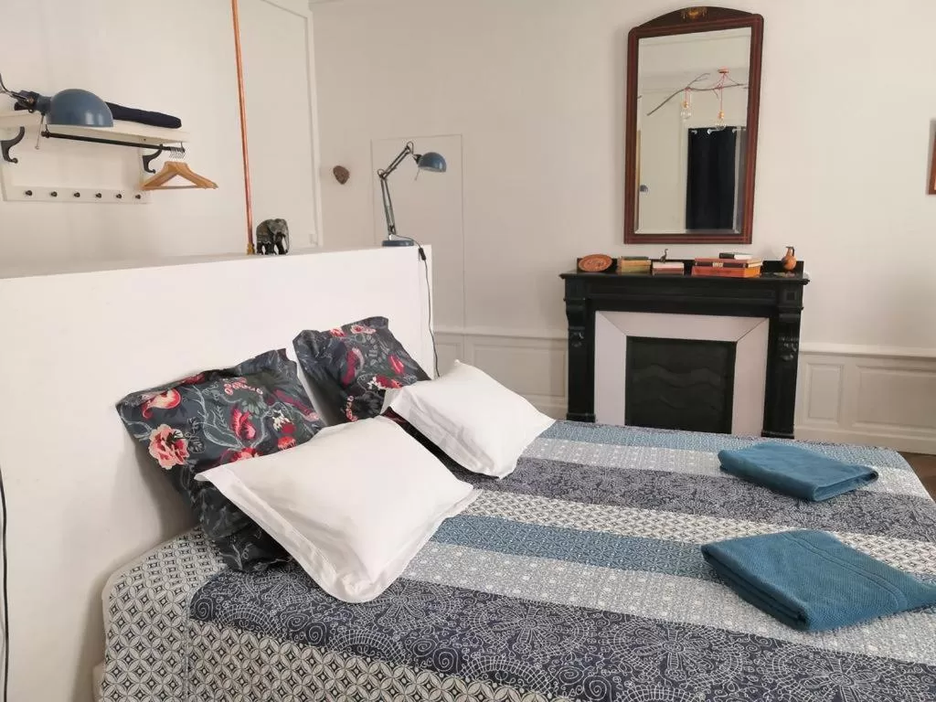 Bed in Le 9 de Cour, Chambre Chaco