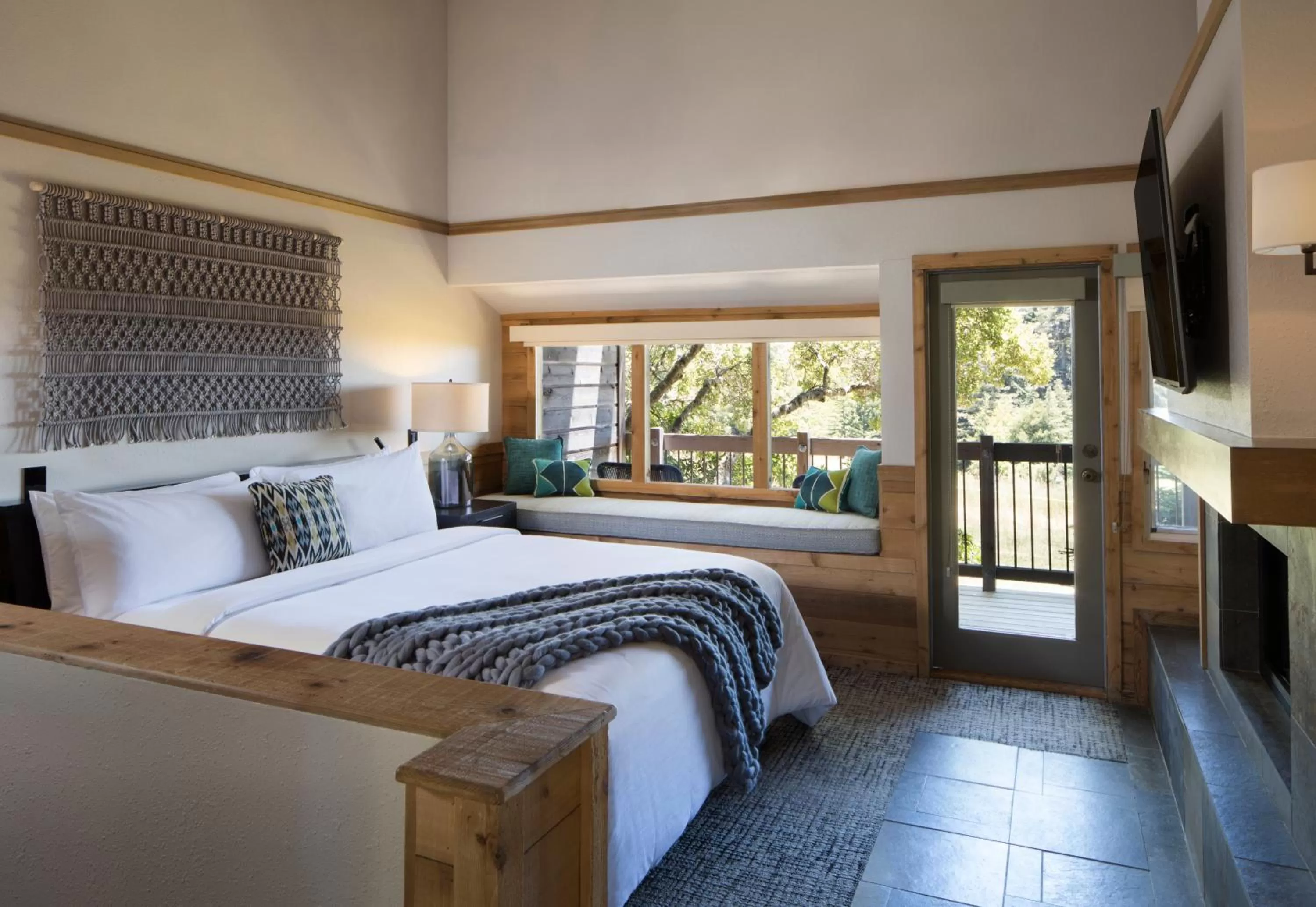 King Room with Fireplace and Accessible Tub in Alila Ventana Big Sur - Inclusive Resort