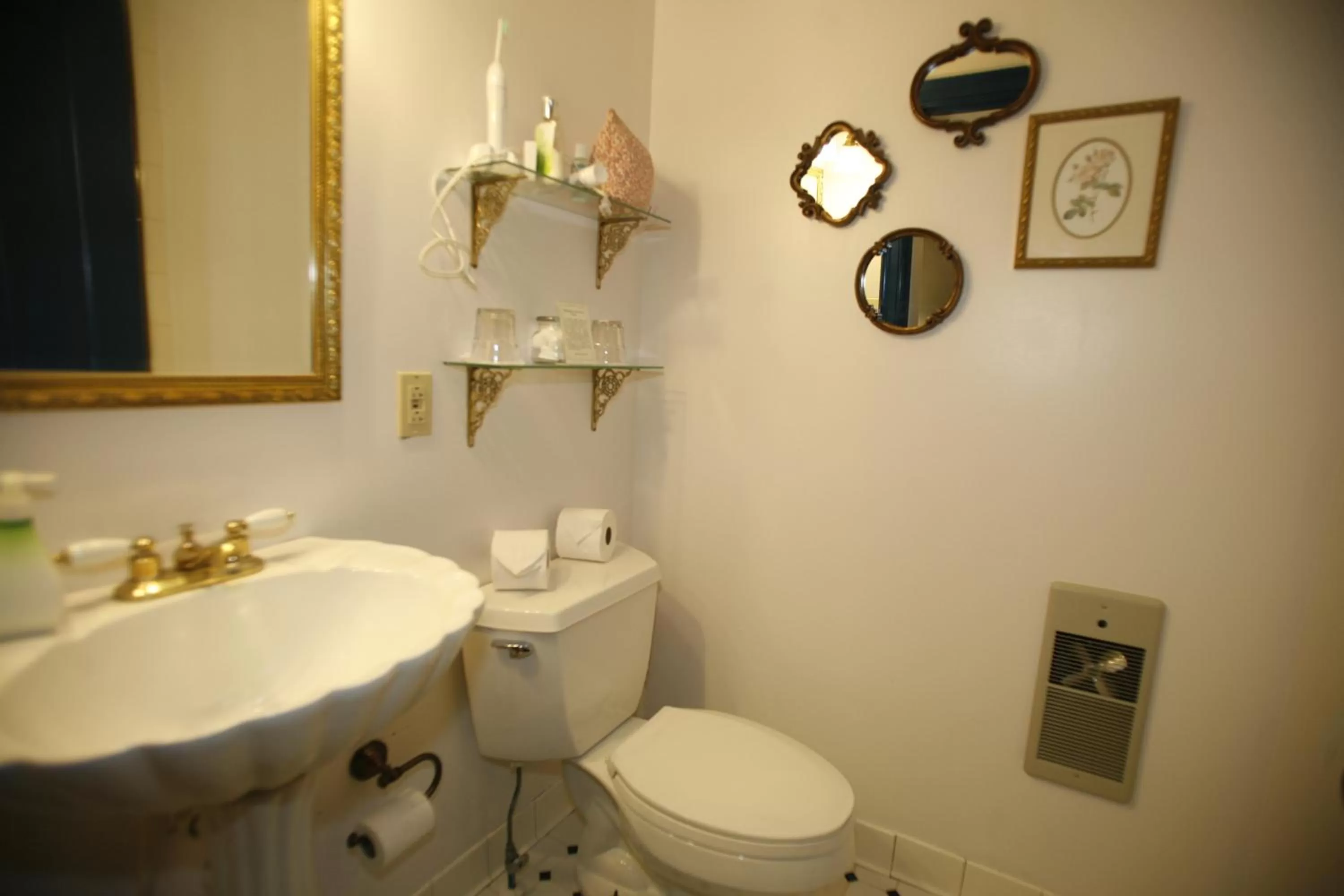 Bathroom in Parsonage Inn Bed and Breakfast