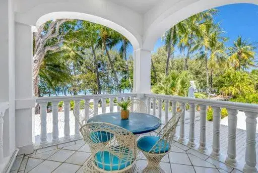 One-Bedroom Apartment with Ocean View and Spa Bath - No Pets in Sarayi Boutique Hotel One-Bedroom Apartment with Ocean View and Spa Bath - No Pets in Sarayi Boutique Hotel