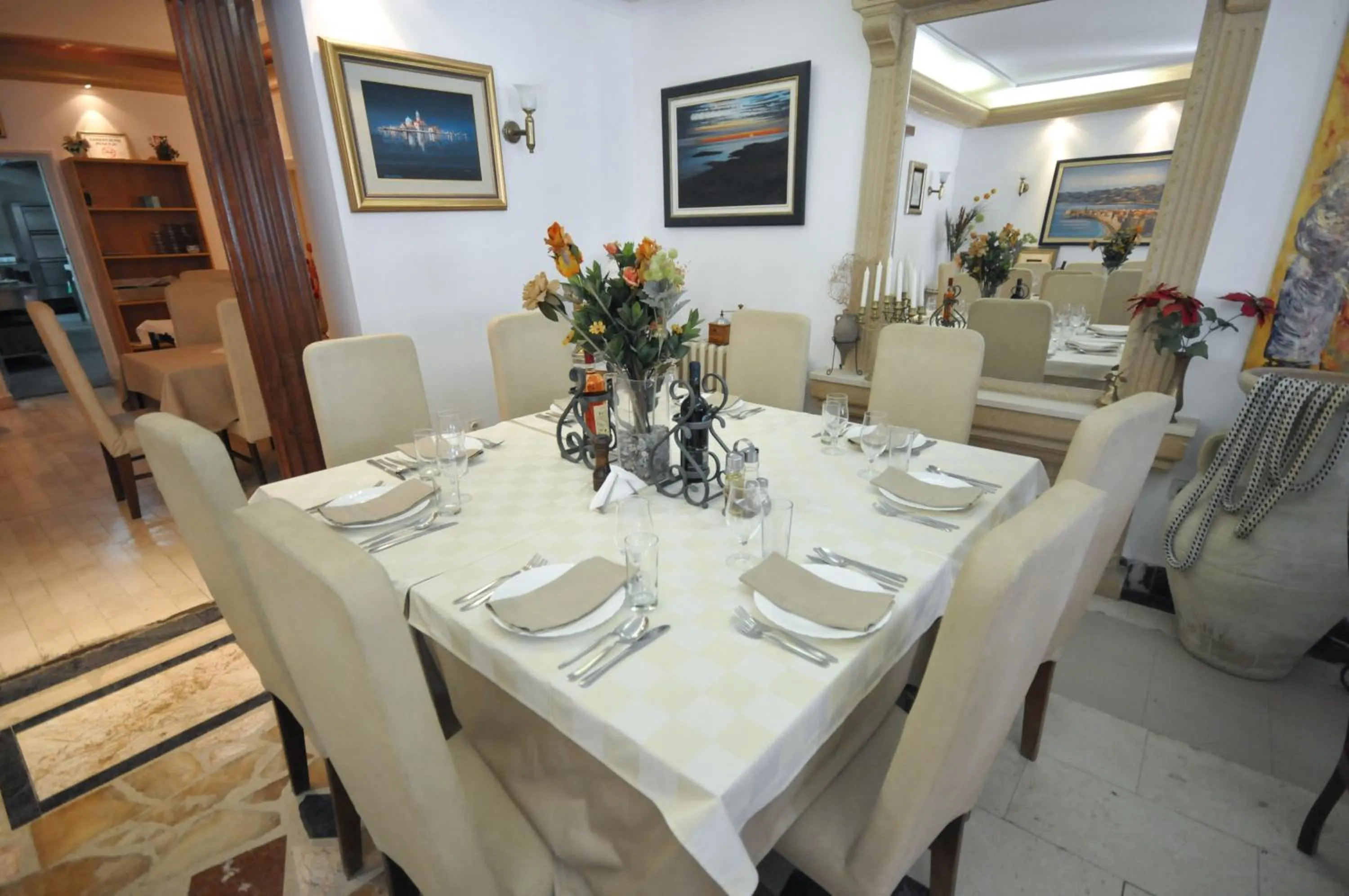 Restaurant/places to eat in Hotel Oaza