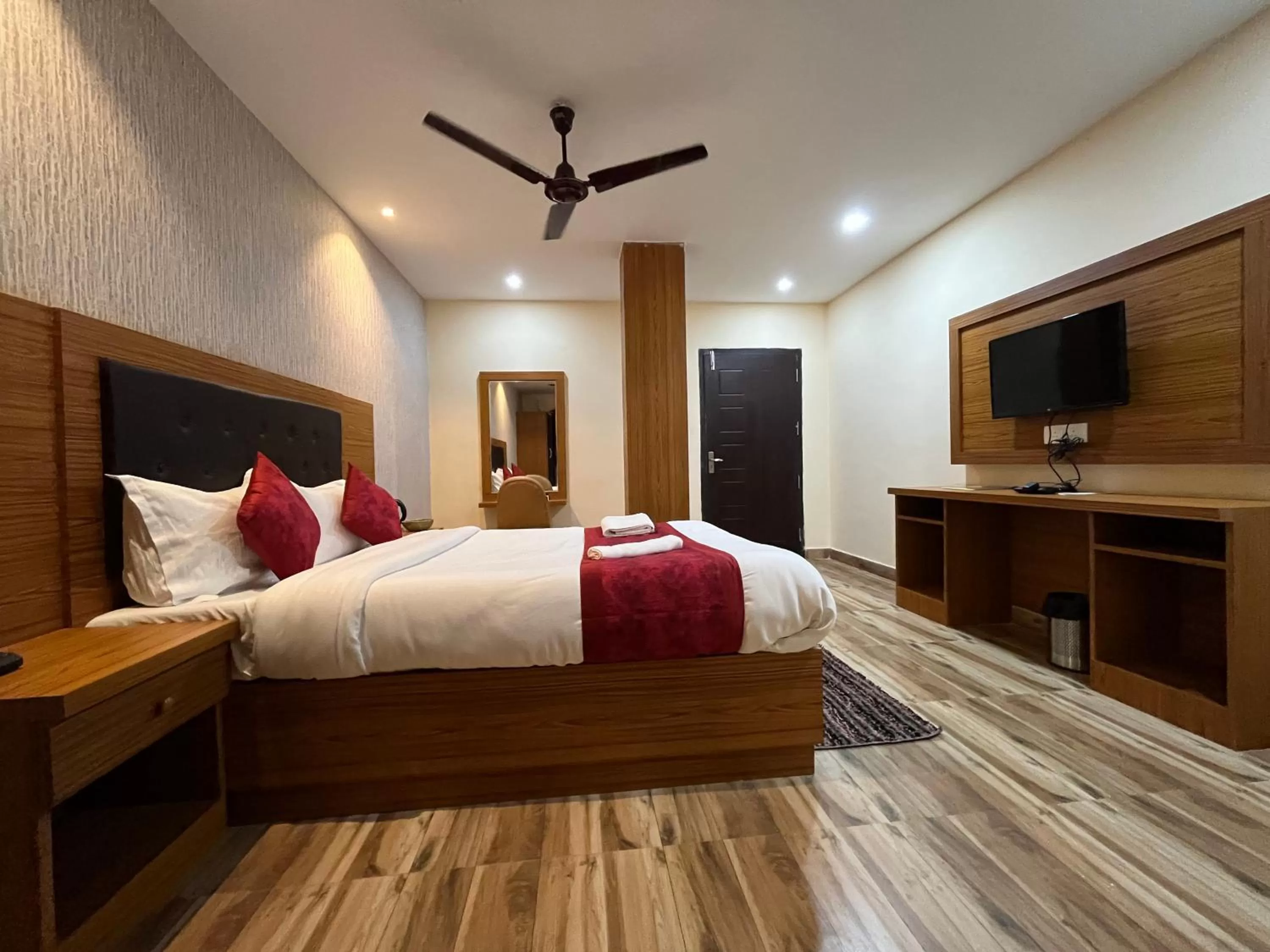 Communal lounge/ TV room, Bed in The Rhino