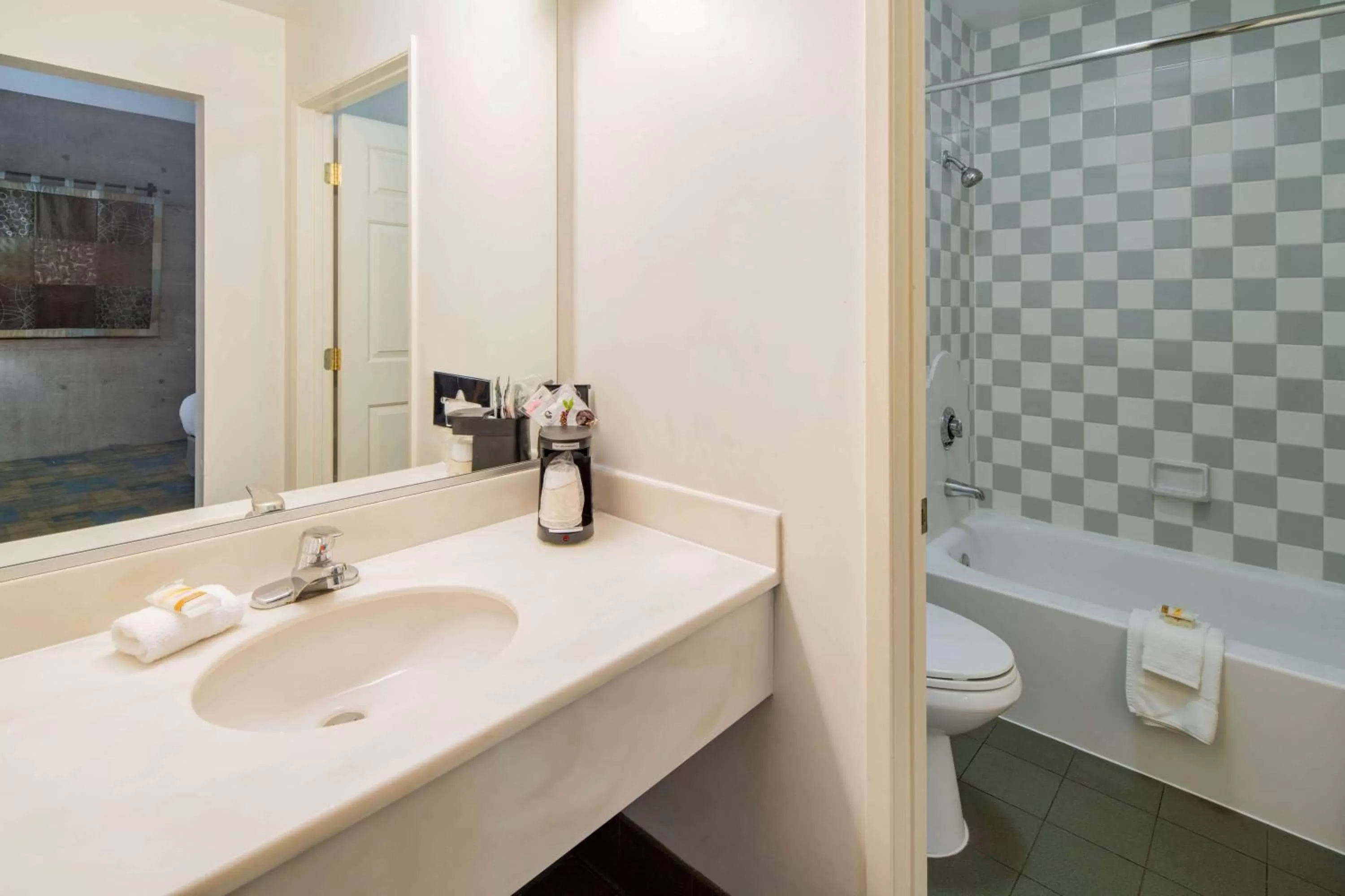 Bathroom in La Quinta Inn & Suites by Wyndham Irvine Spectrum