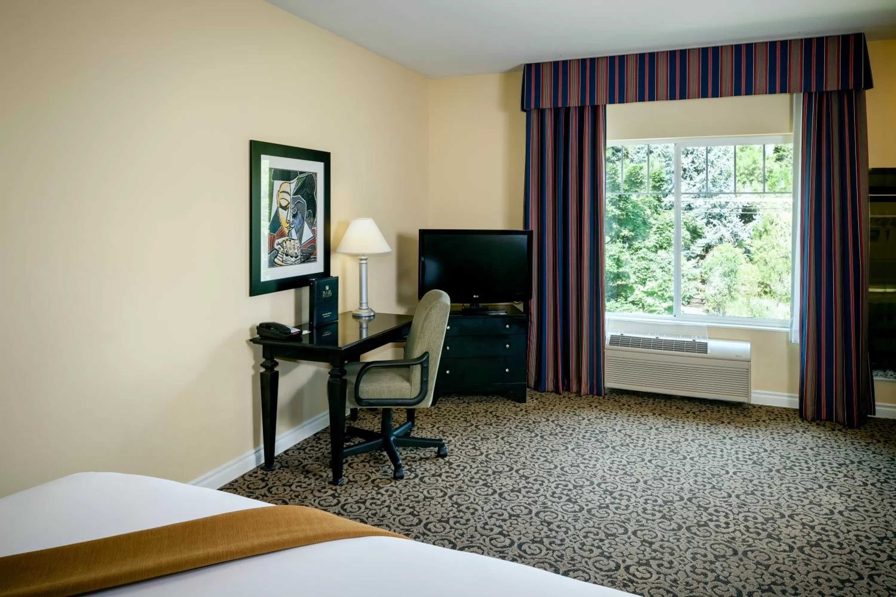 Other, Bed in Plaza Inn & Suites at Ashland Creek