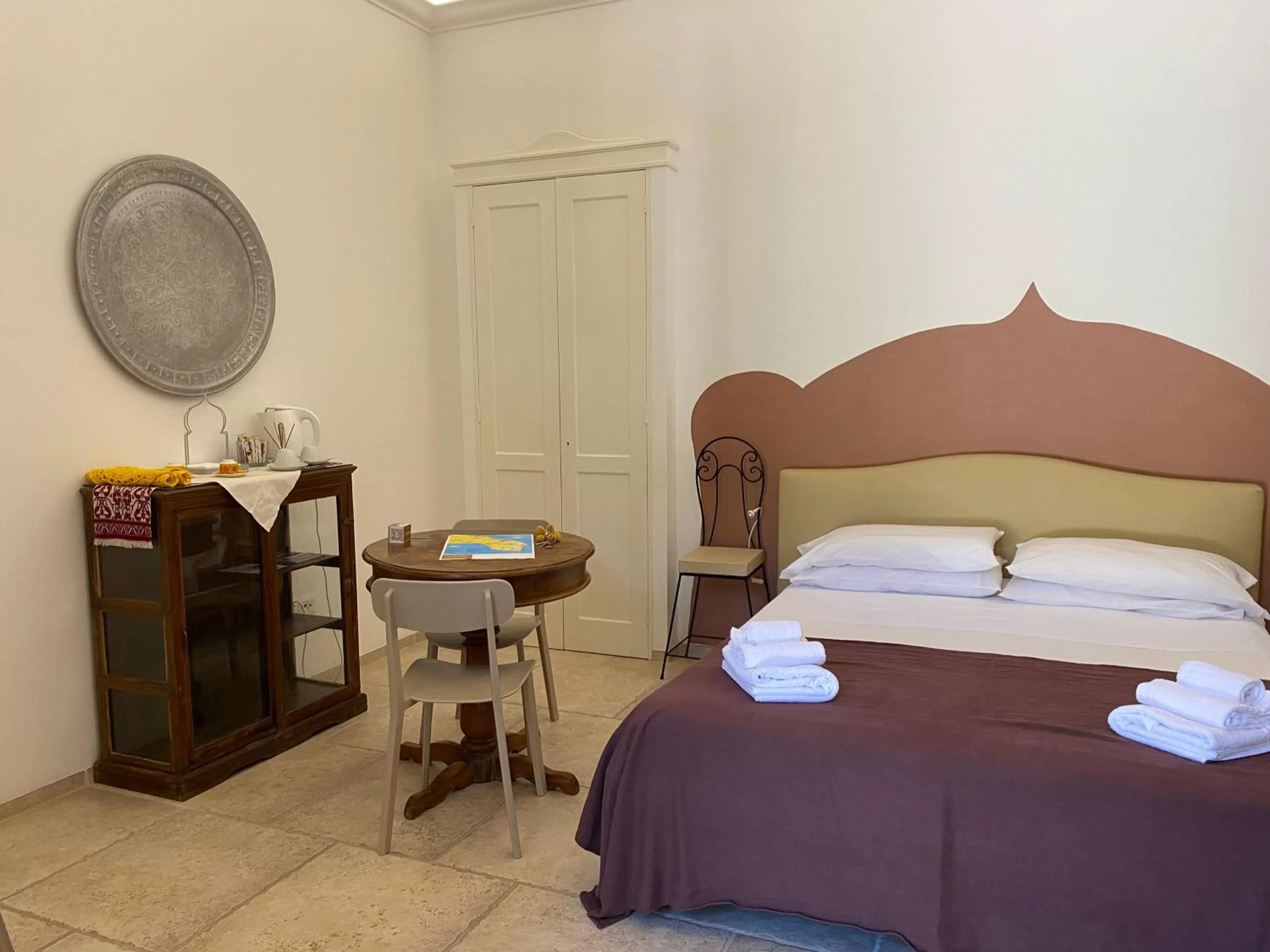 Photo of the whole room, Bed in Suite Nina