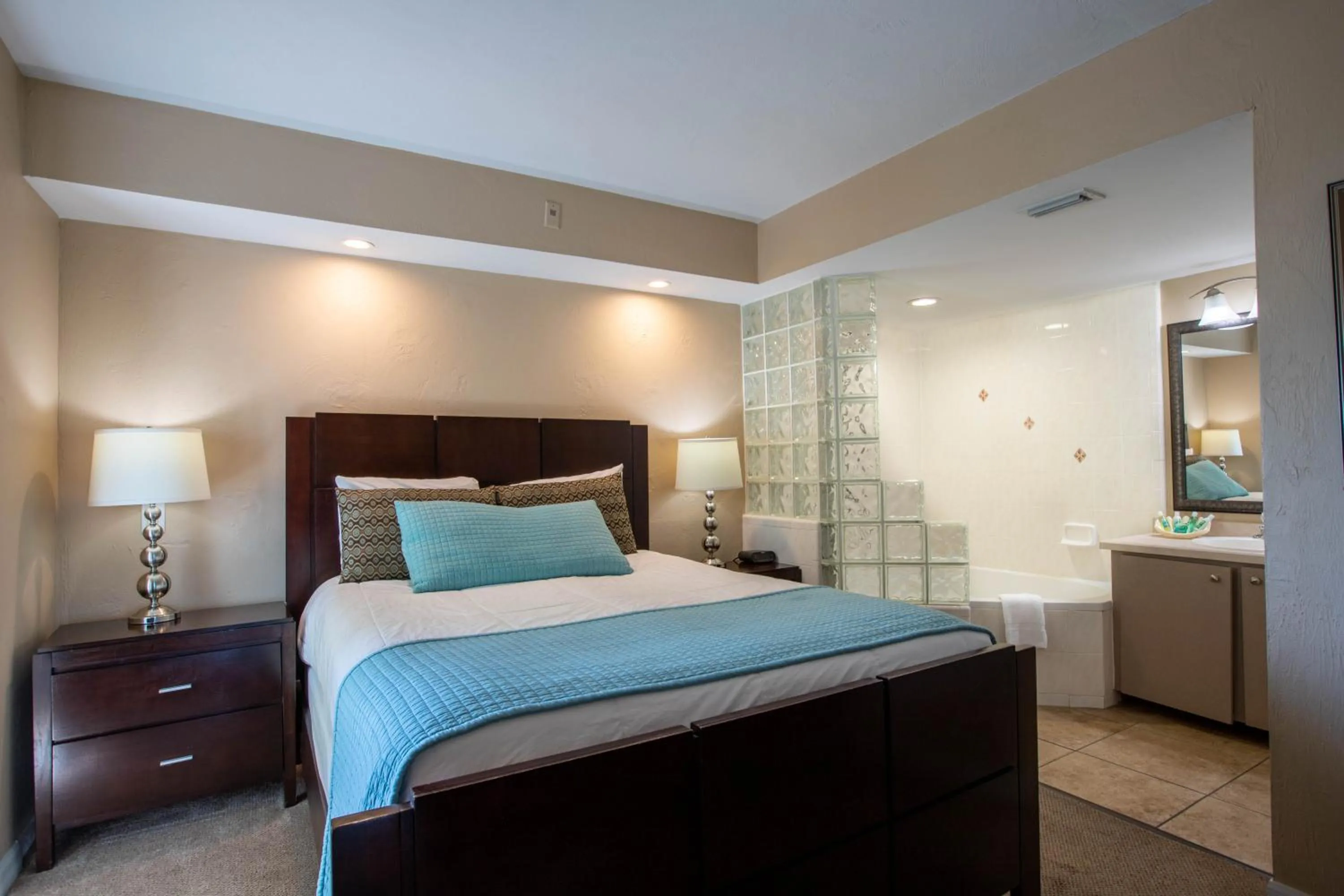 Bathroom, Bed in Sea Shells Beach Club