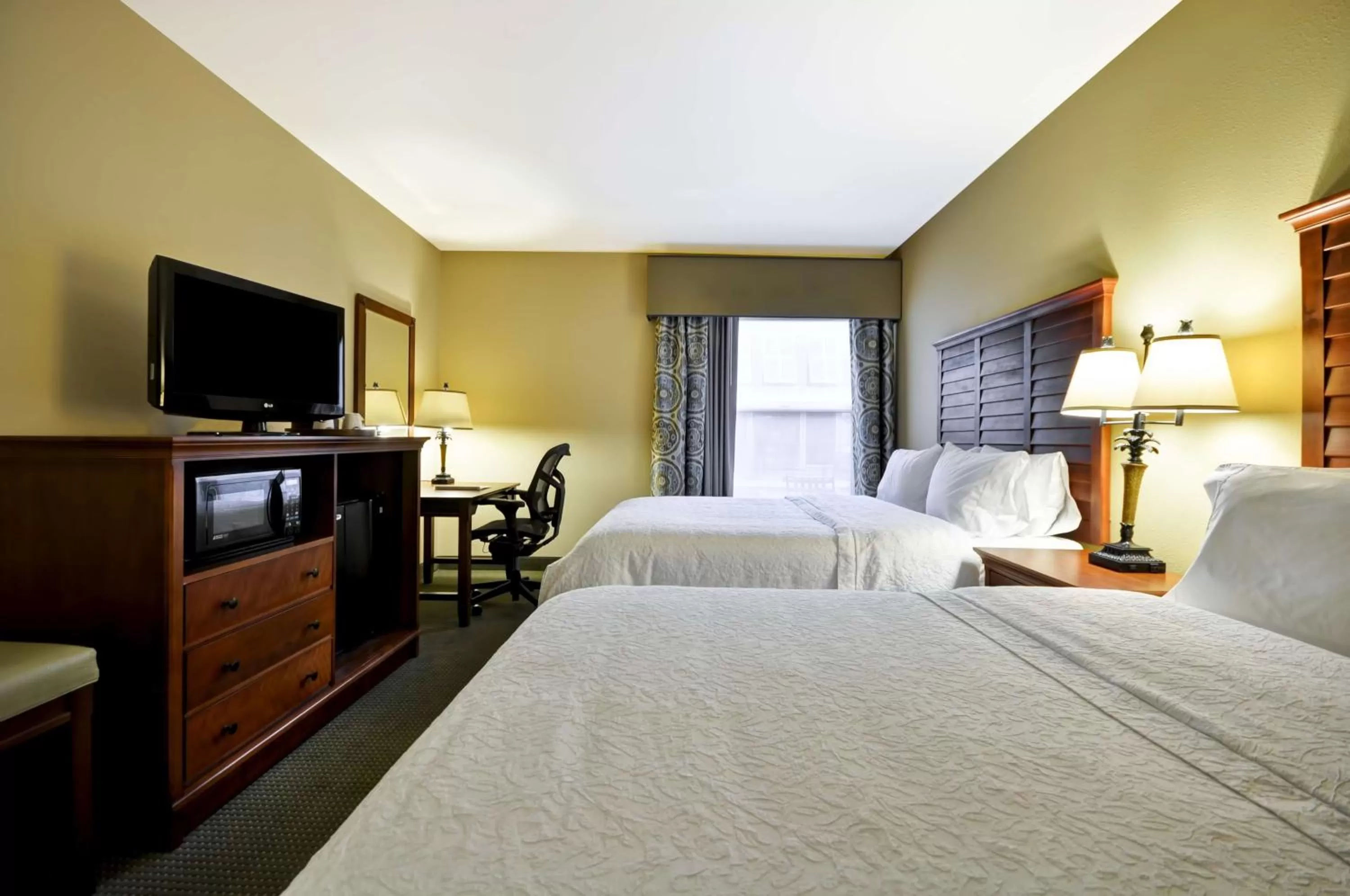 Bed in Hampton Inn & Suites Charleston/Mt. Pleasant-Isle Of Palms
