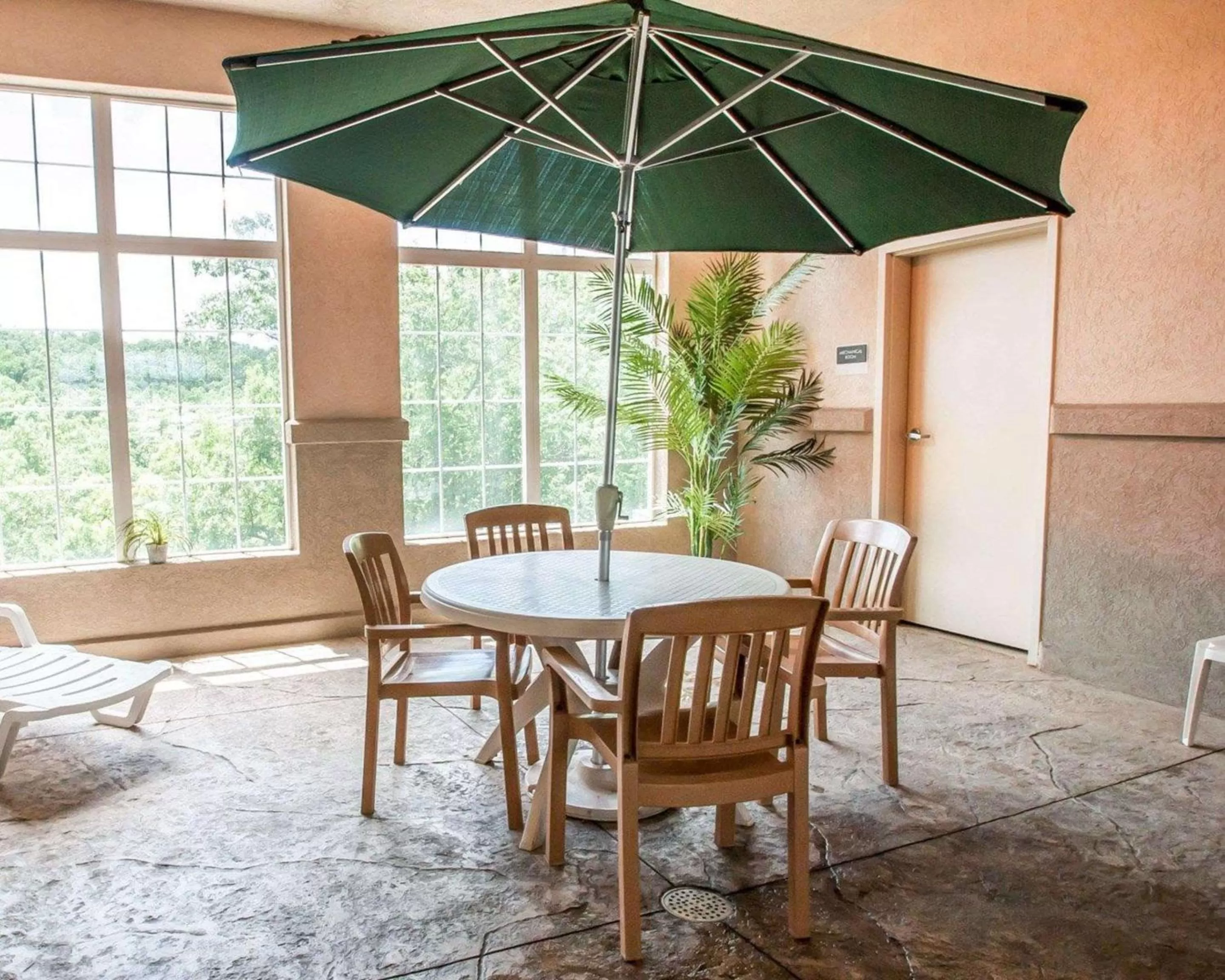 Swimming pool in Sleep Inn & Suites Lake of the Ozarks