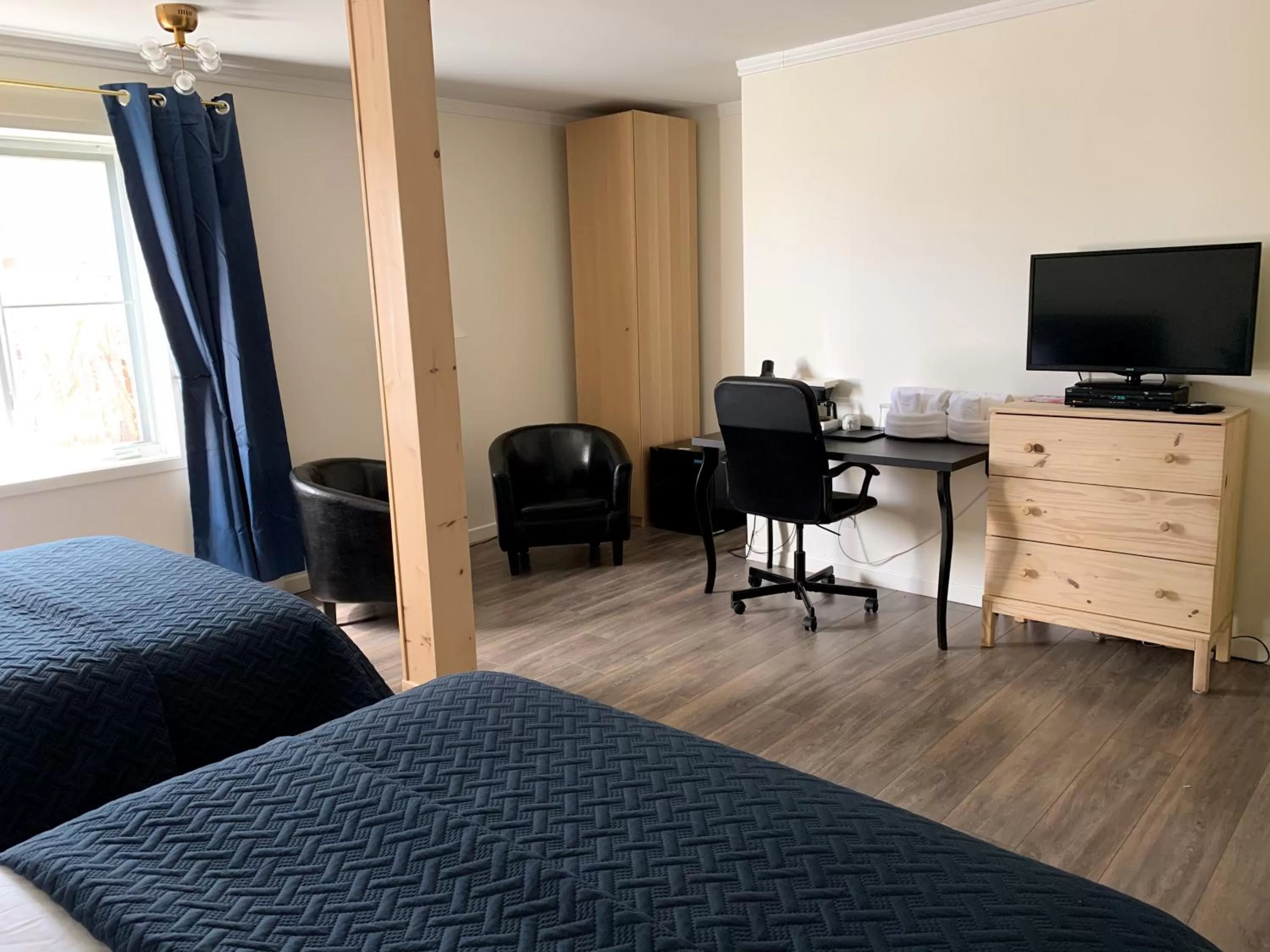 Family, TV/Entertainment Center in Auberge la Rosepierre bistro Henri