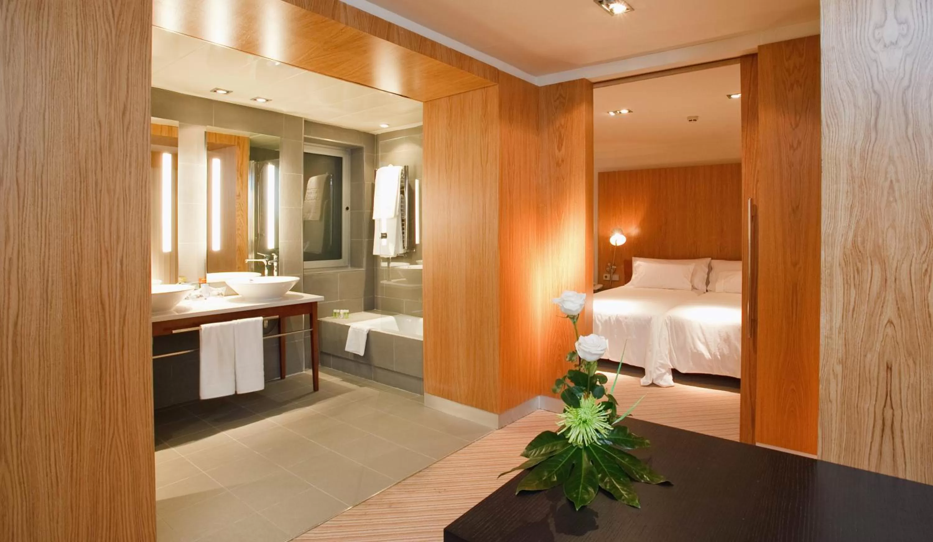 Bathroom, Bed in Hotel Alfonso