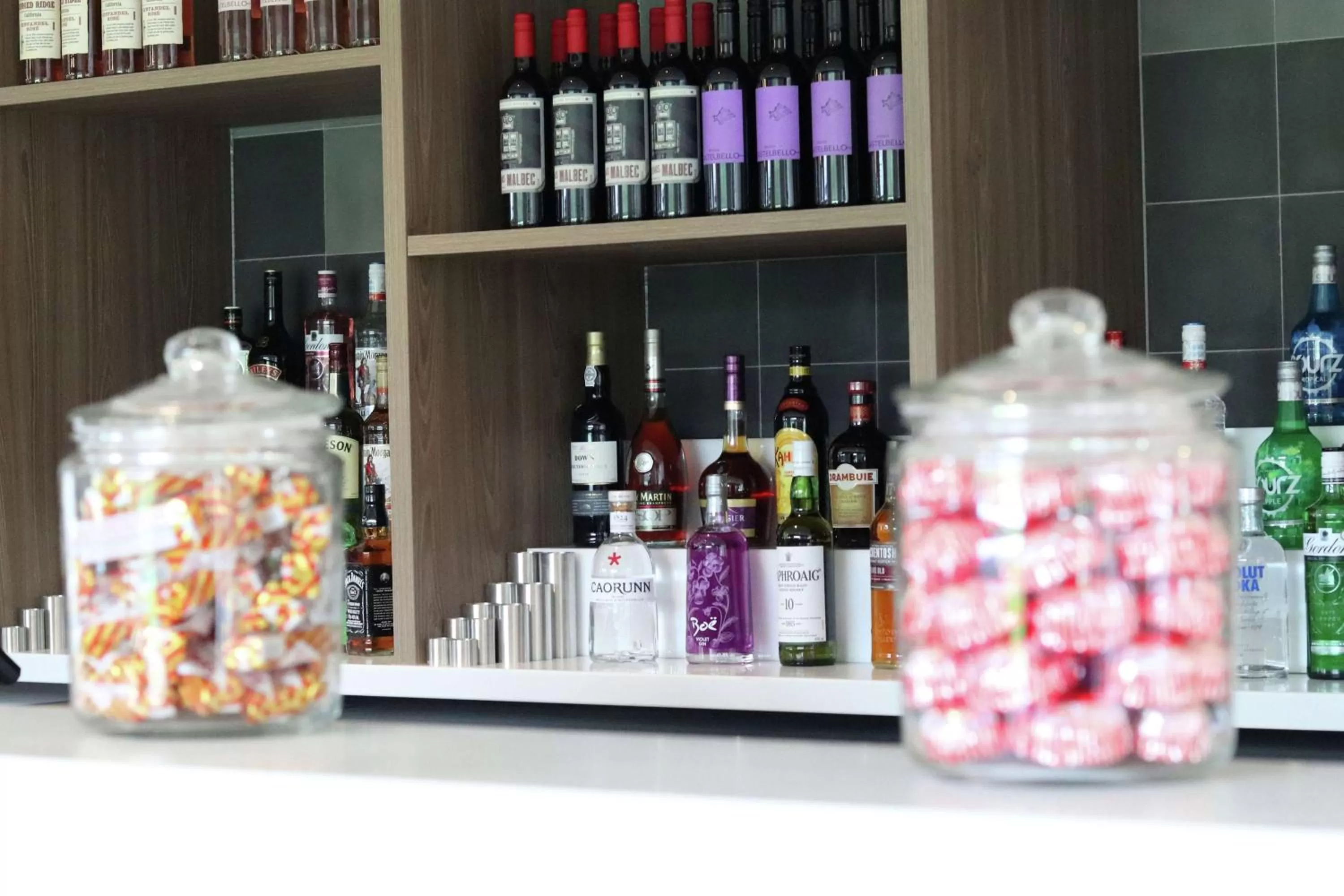 Lounge or bar in Hampton By Hilton Hamilton Park