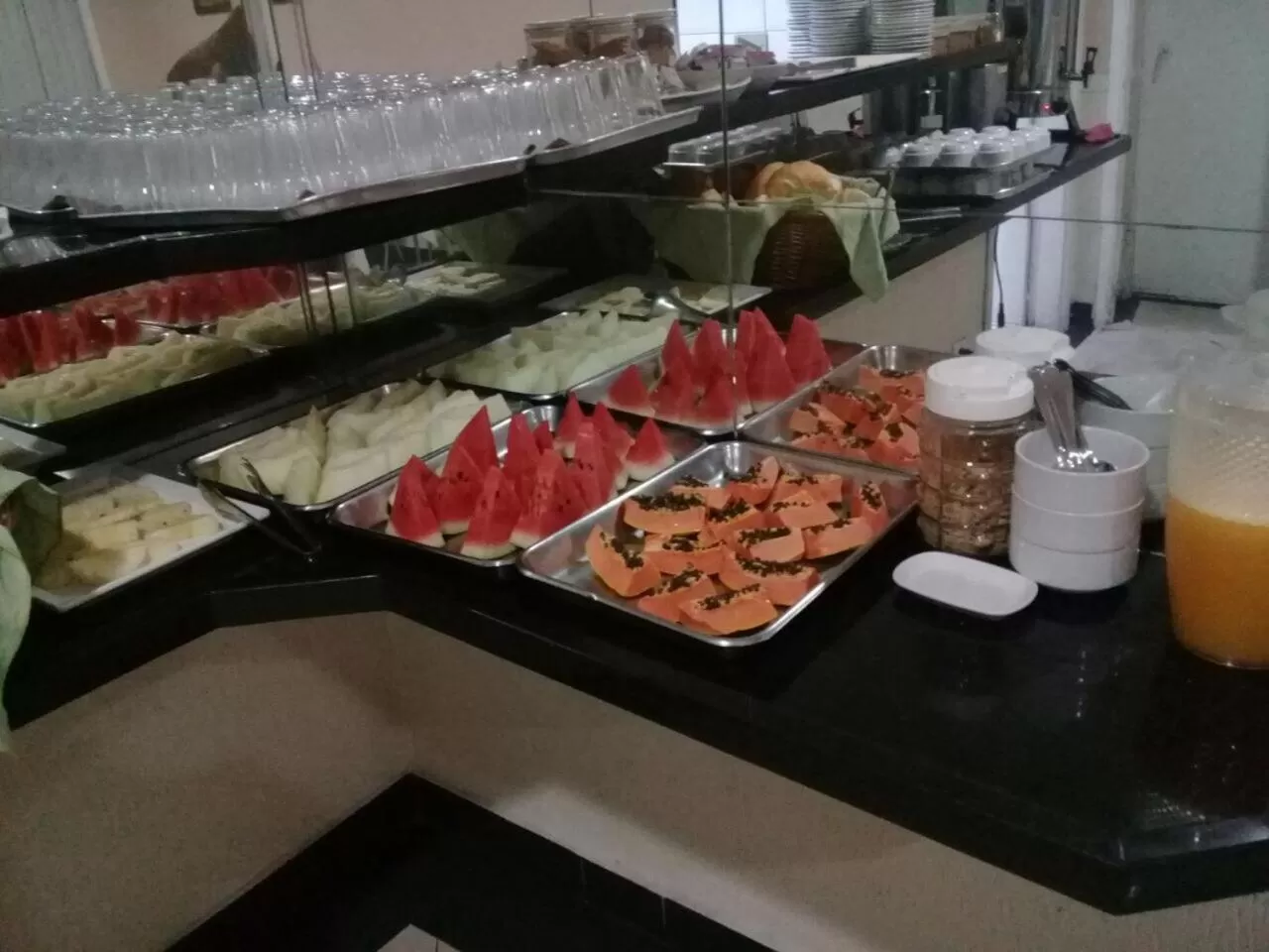 Breakfast in Hotel Monteneve a 2 minutos do Bom Retiro, a 8 minutos da 25 de Março a 100 metros da estação de trem para Aeroporto Internacional de Guarulhos