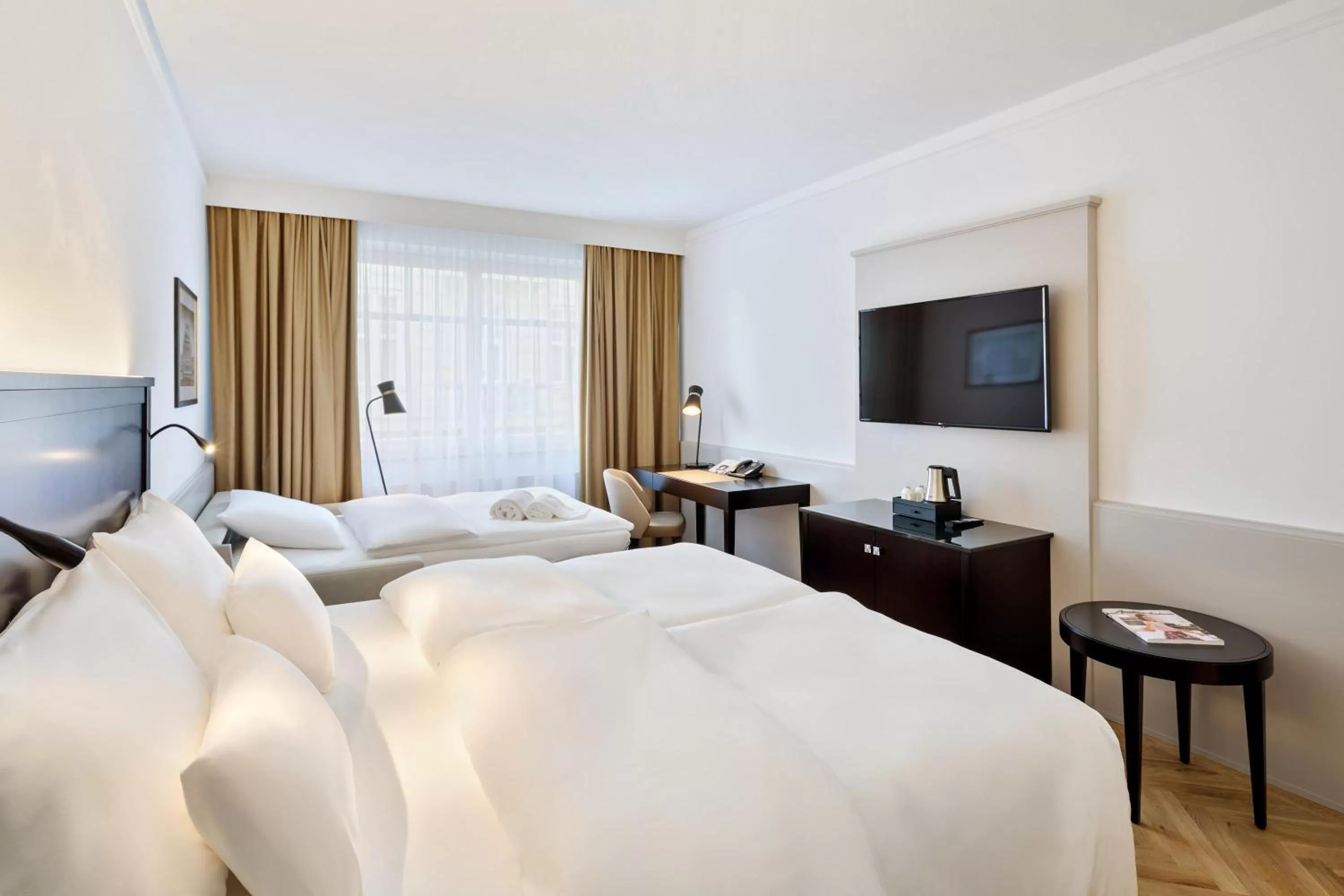 Photo of the whole room, Bed in Austria Trend Parkhotel Schönbrunn Wien