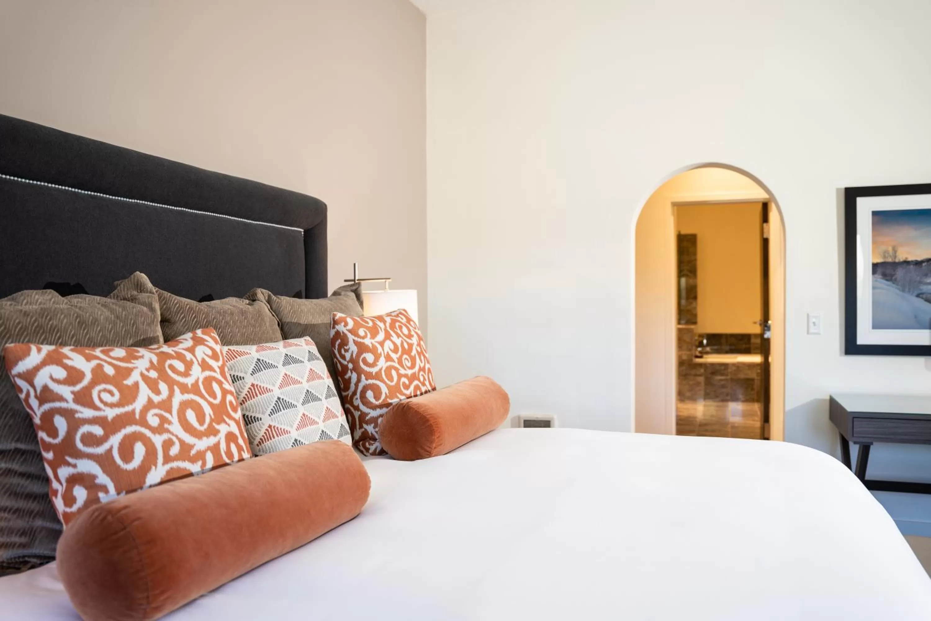 Bedroom, Bed in Knob Hill Inn