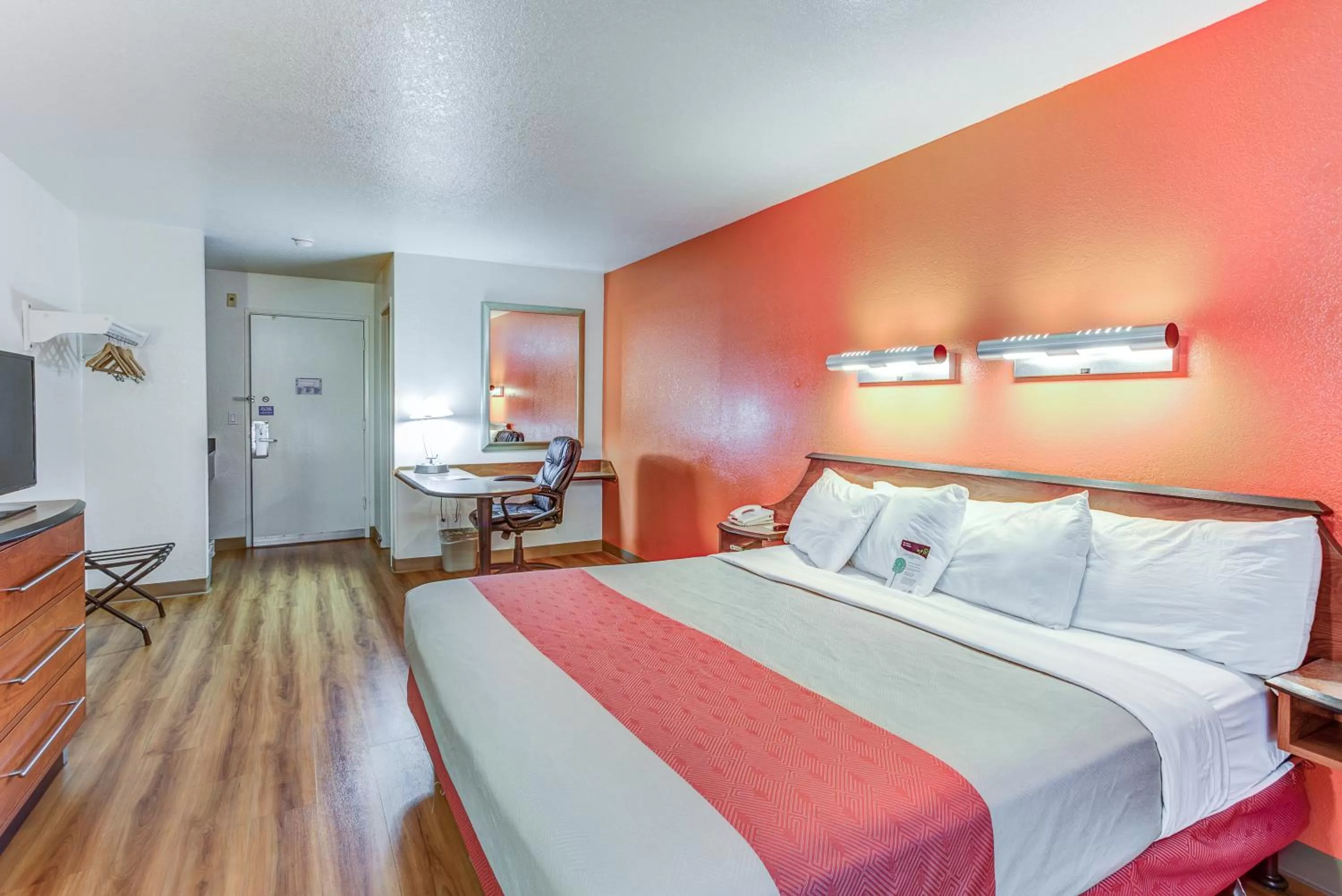 Bedroom, Bed in Motel 6-Portland, OR - Tigard West