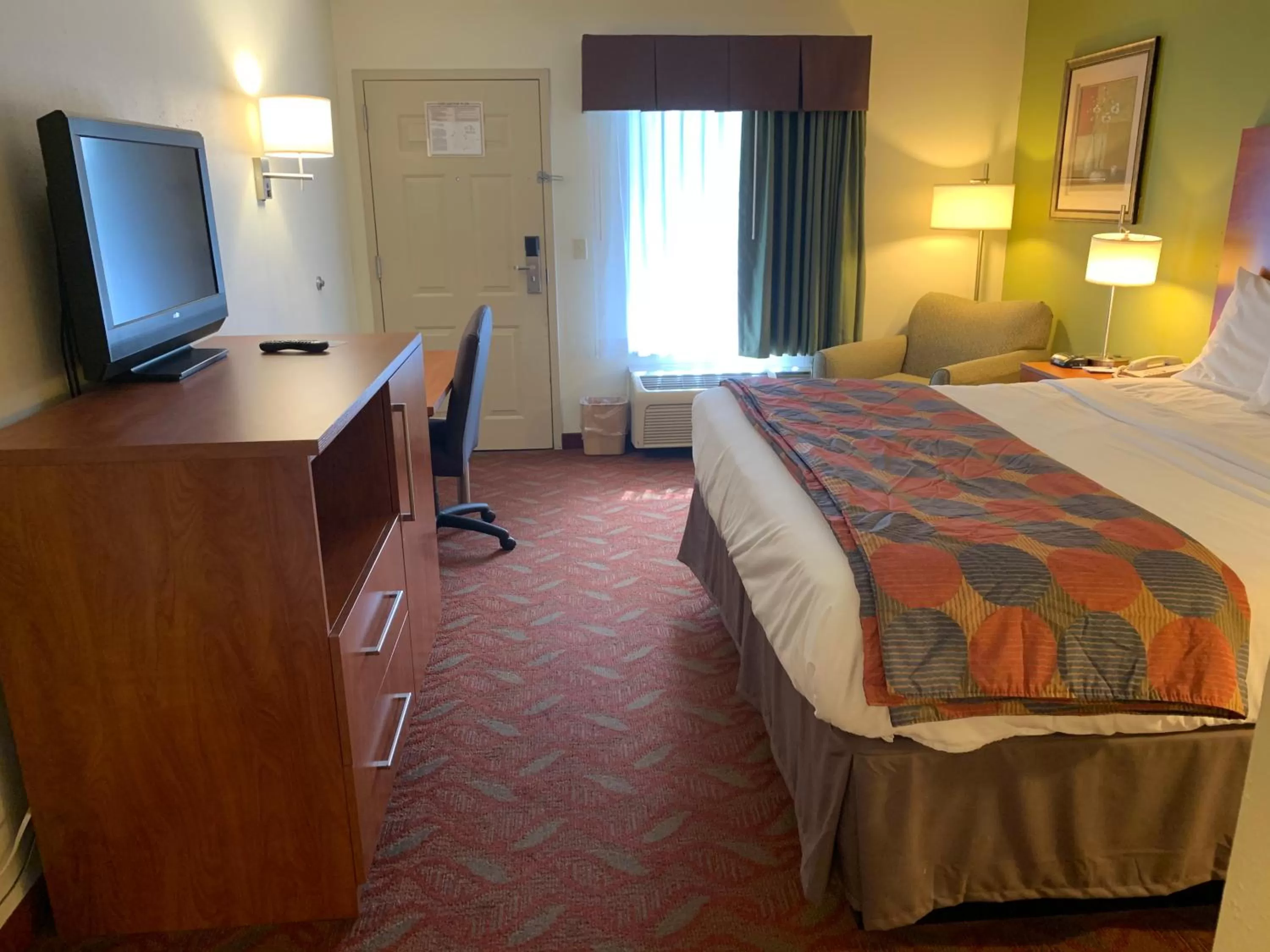 Photo of the whole room, Bed in Baymont by Wyndham Cave City