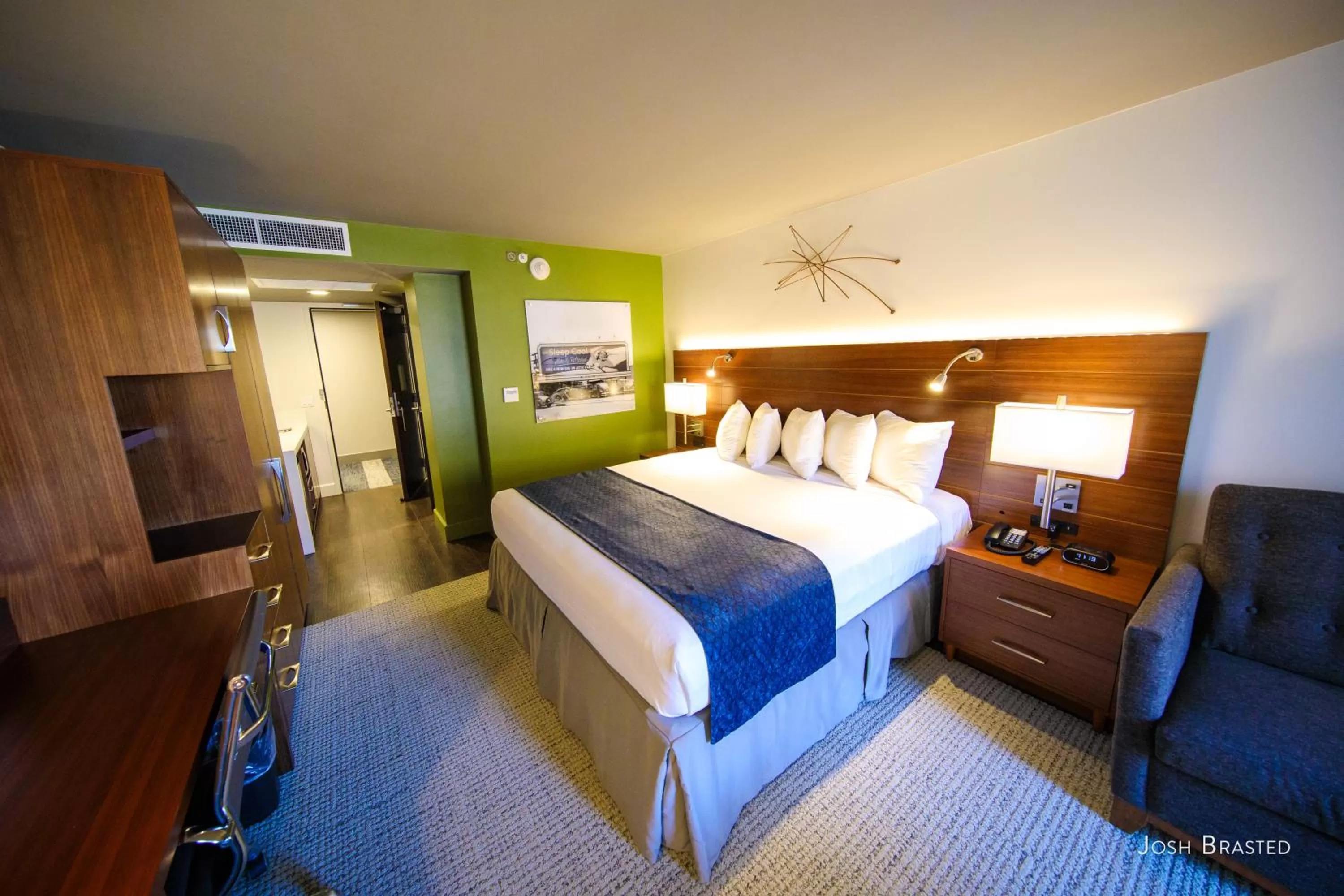 Photo of the whole room, Bed in Alder Hotel Uptown New Orleans