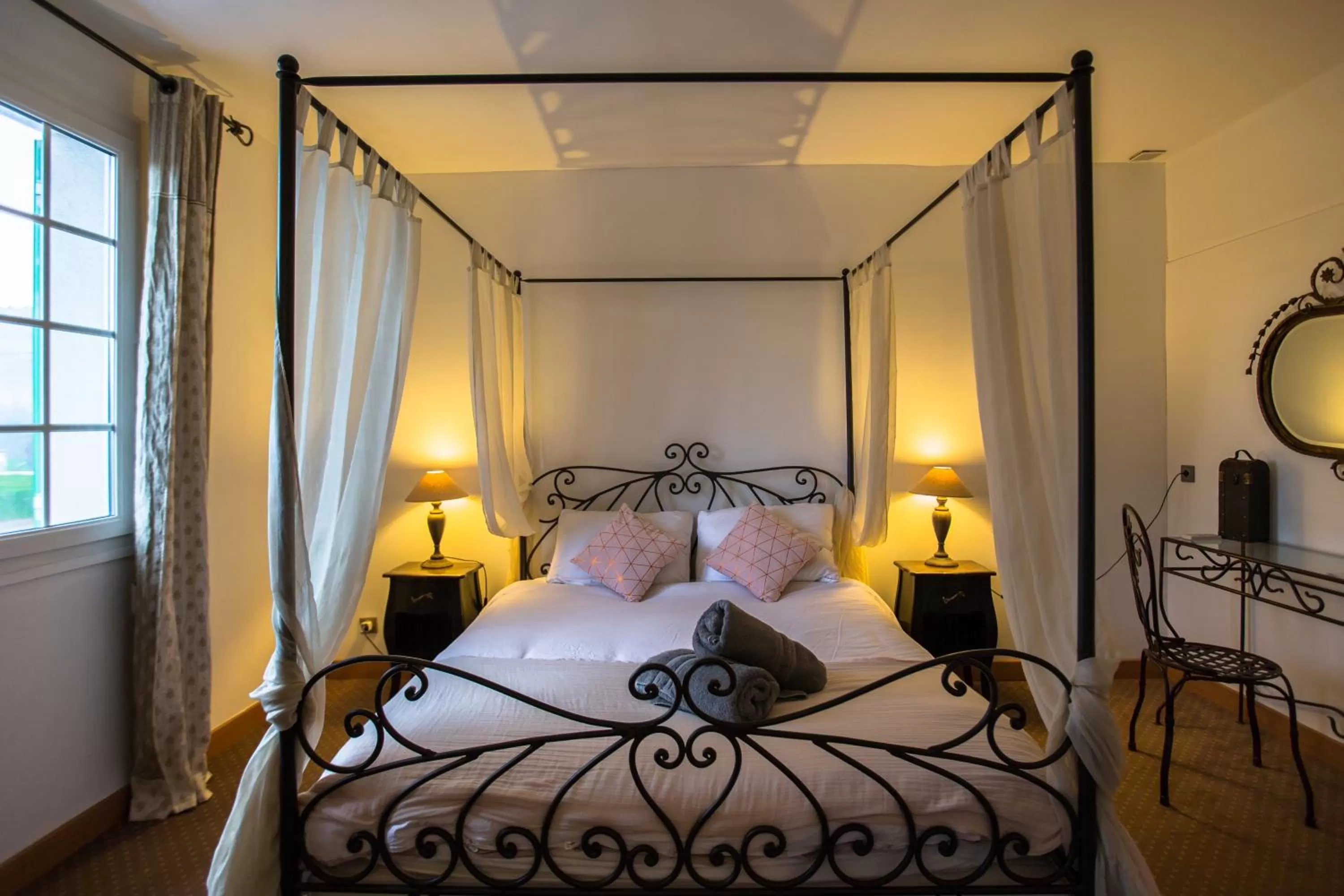 Bed in Le Plan B - Hôtel 3 étoiles - Restaurant