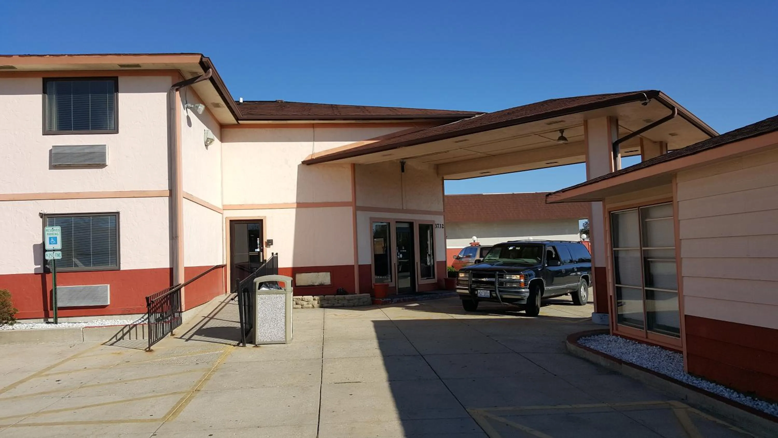 Facade/entrance in Gurnee Motel
