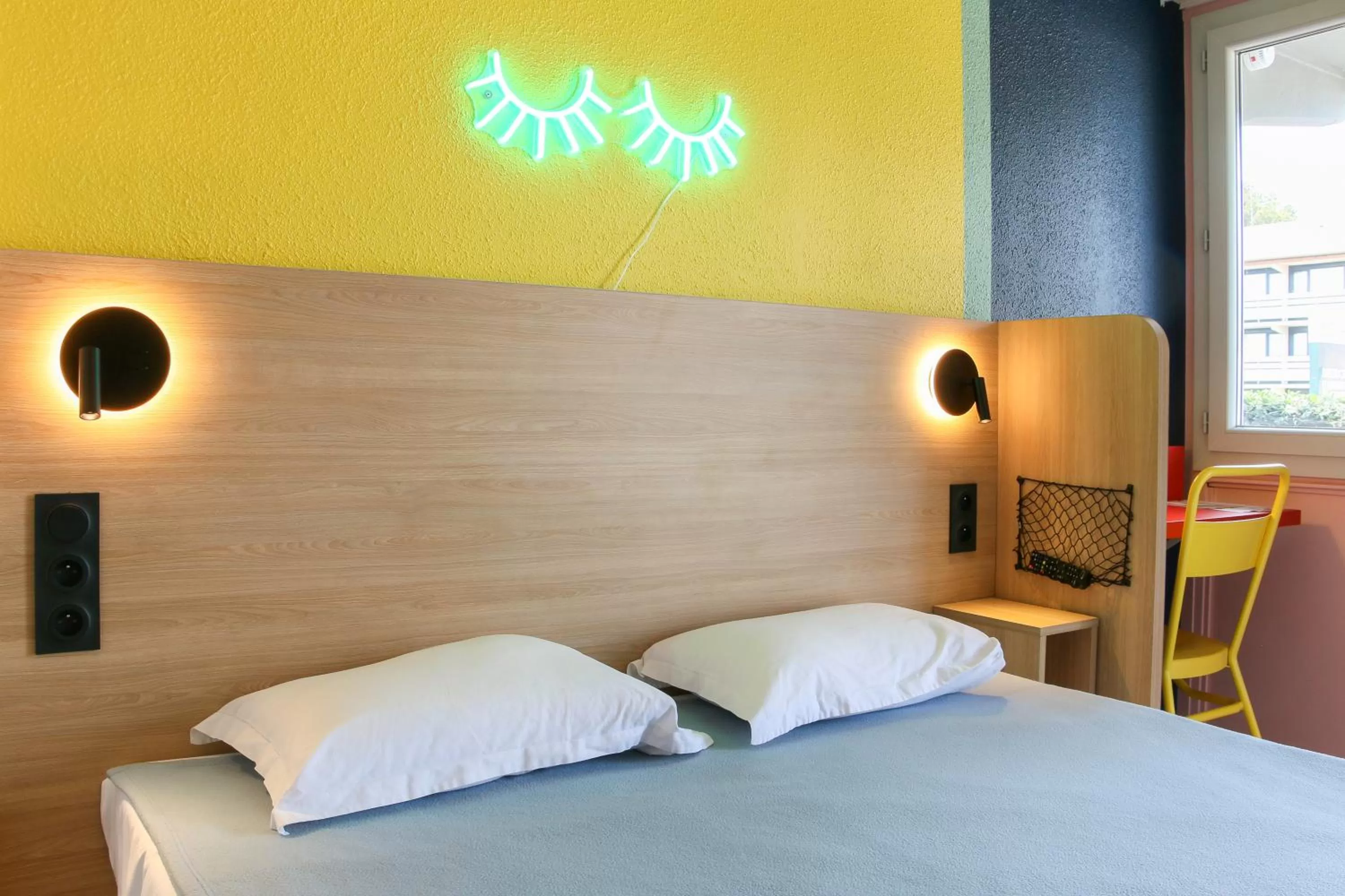 Bedroom, Bed in Première Classe Aéroport Marseille