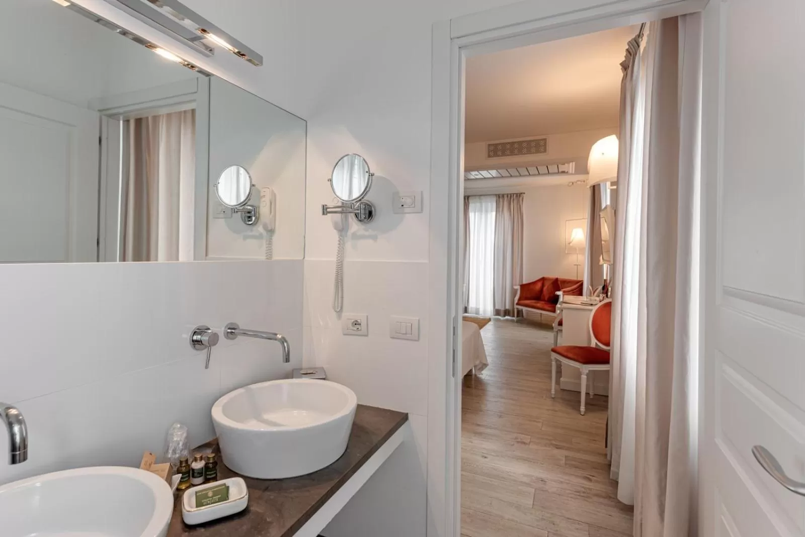Bathroom in VILLA LIBERTY Boutique Hotel - Borgo Capitano Collection