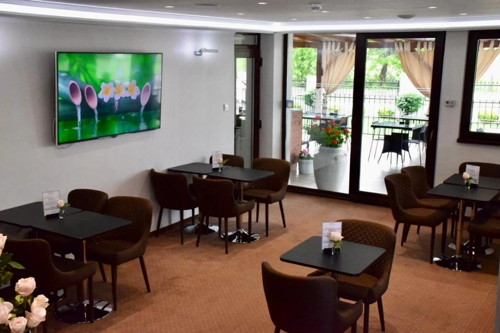 Restaurant/places to eat in Hotel Lotus