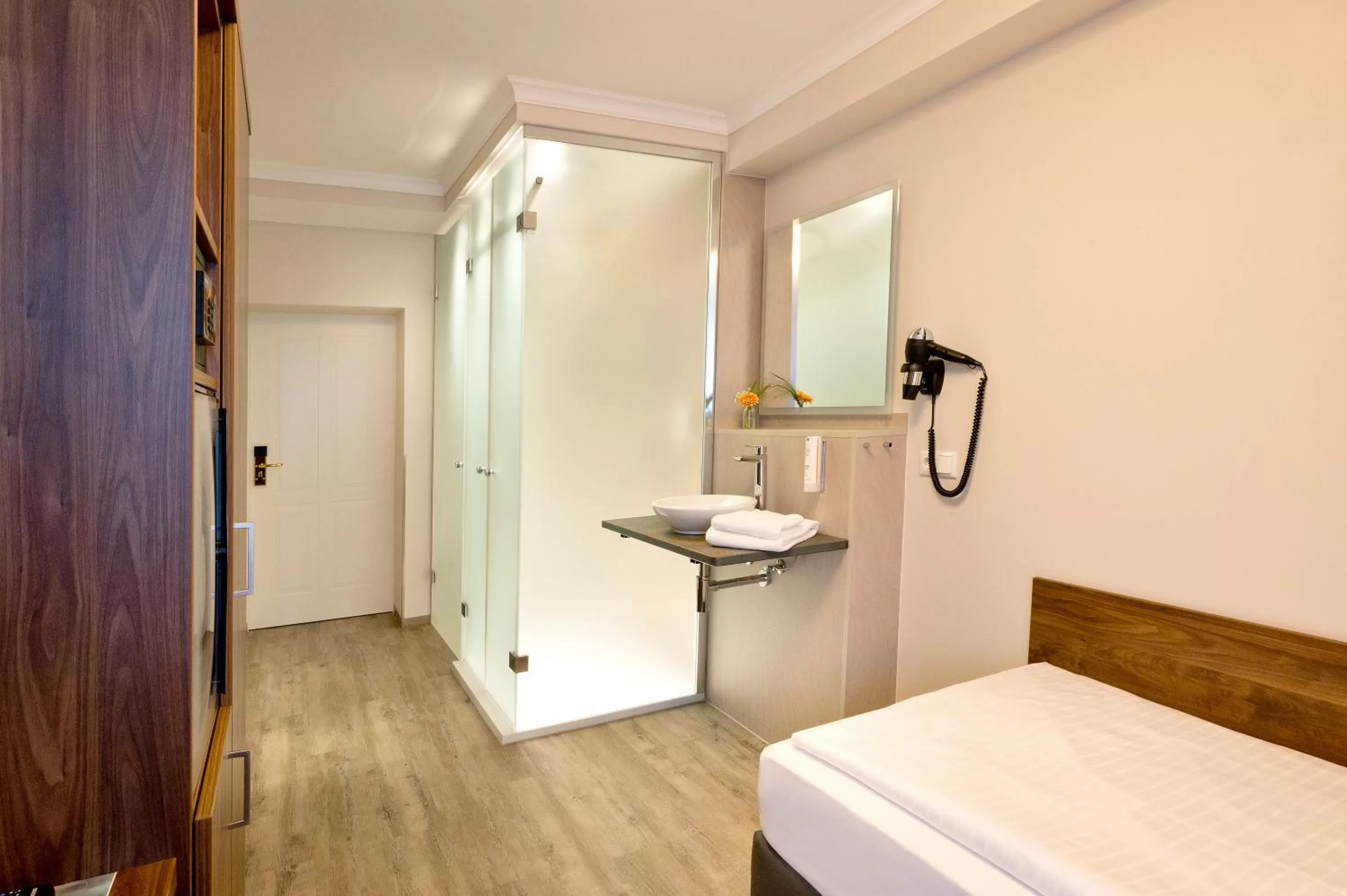 Photo of the whole room, Bed in Schwarzer Bär Jena