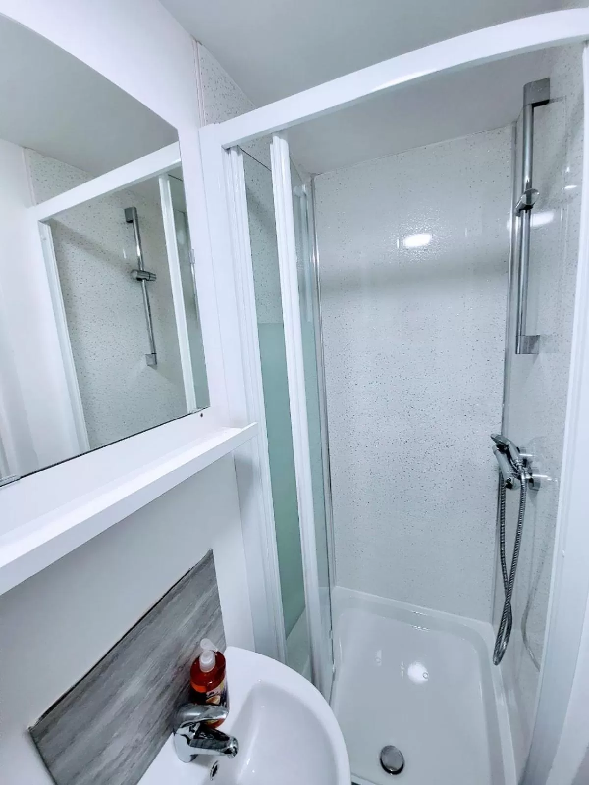 Shower in Easy Living Nottingham - Burns Street