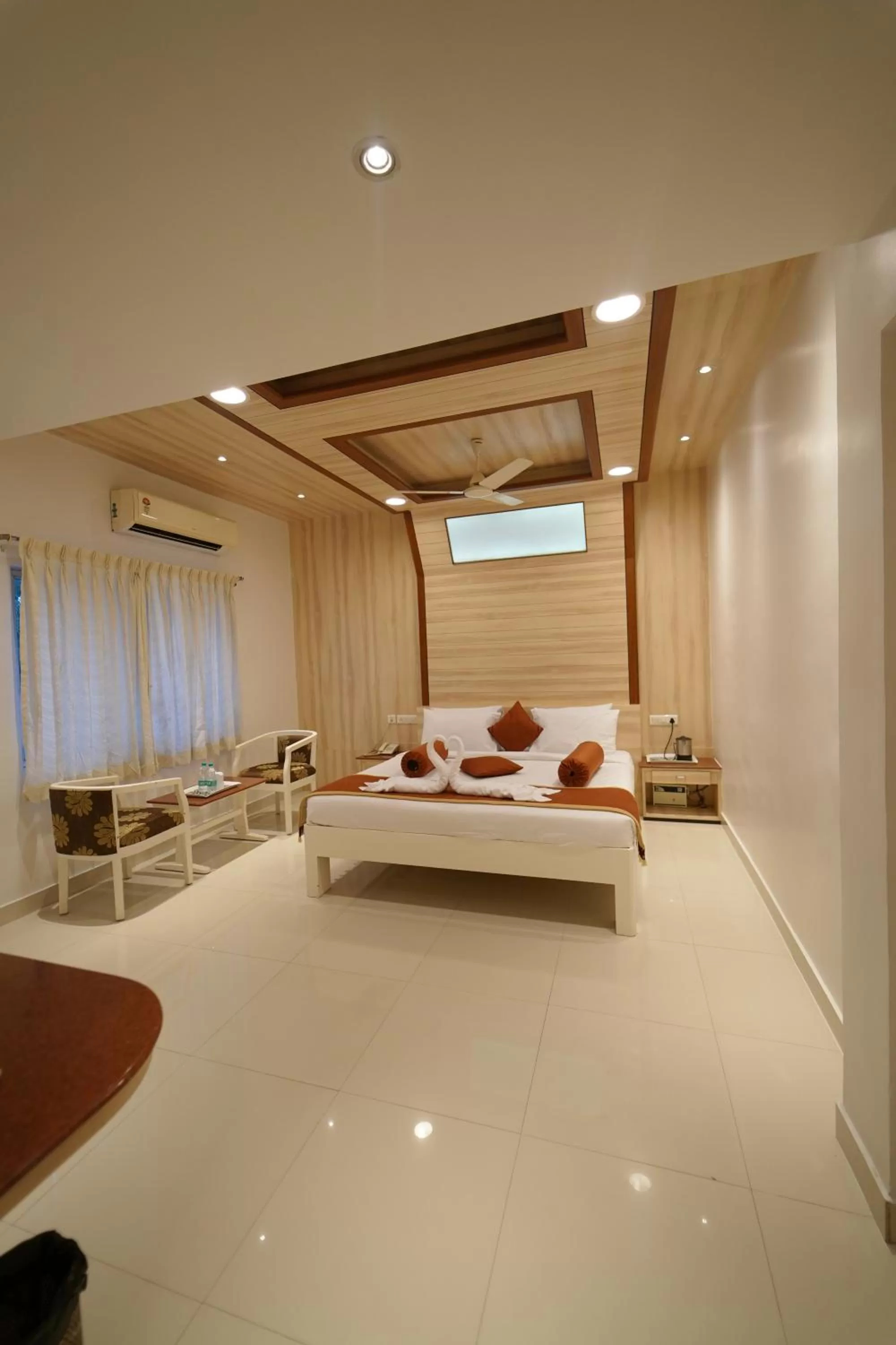 Bed in Hotel Palmyra Grand Inn