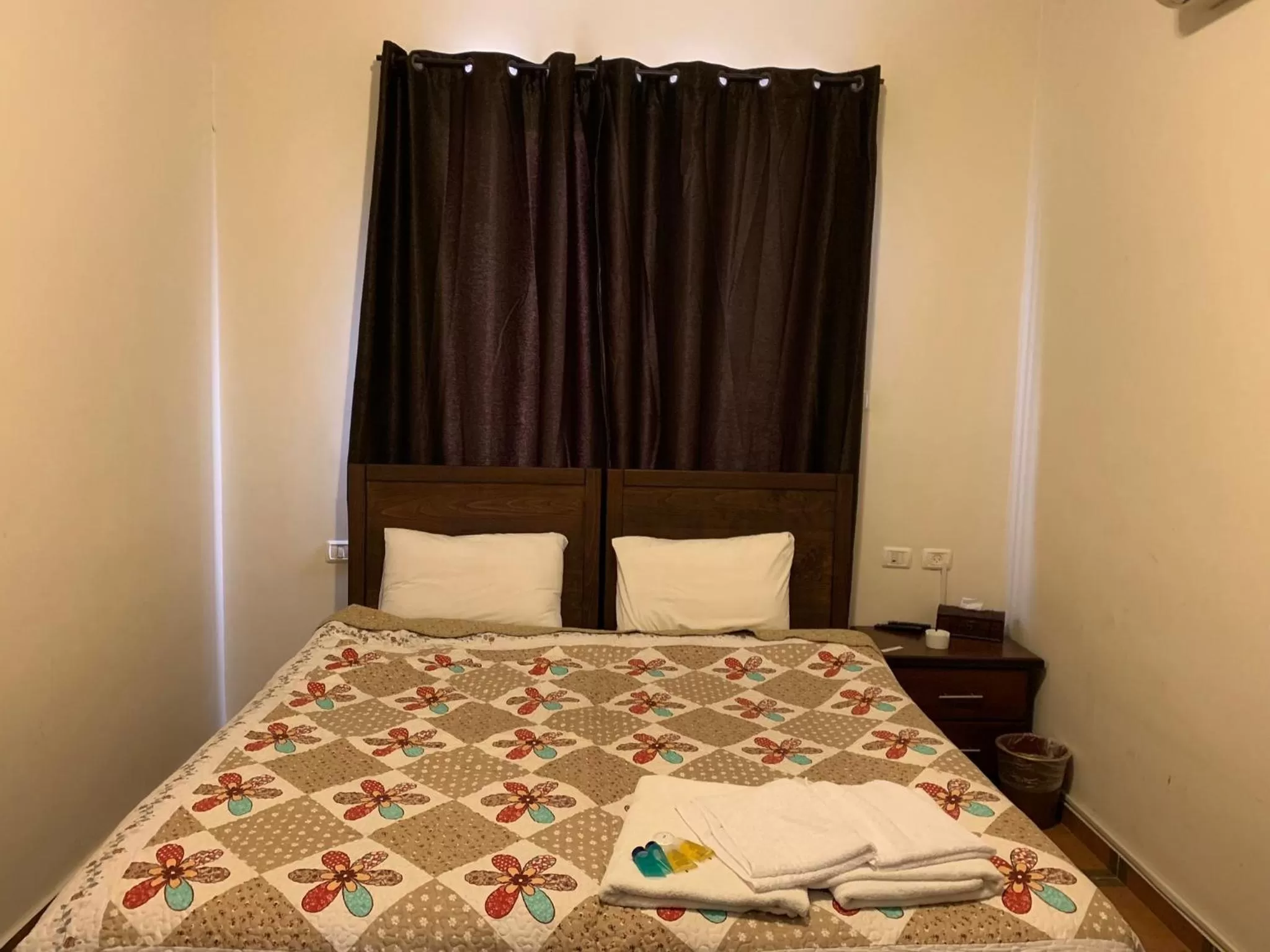 Property building, Bed in Orient Hotel