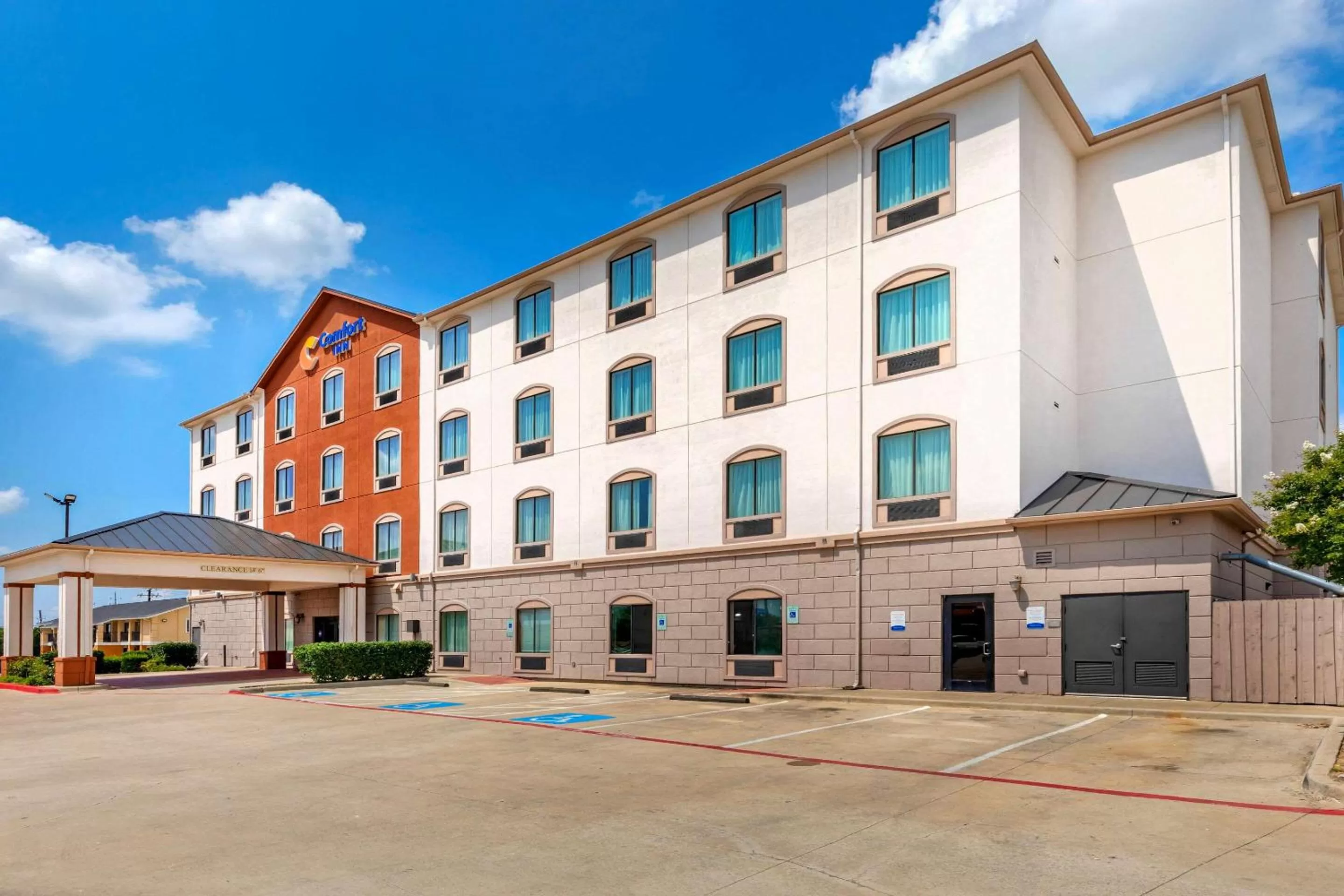 Property building in Comfort Inn Near UNT