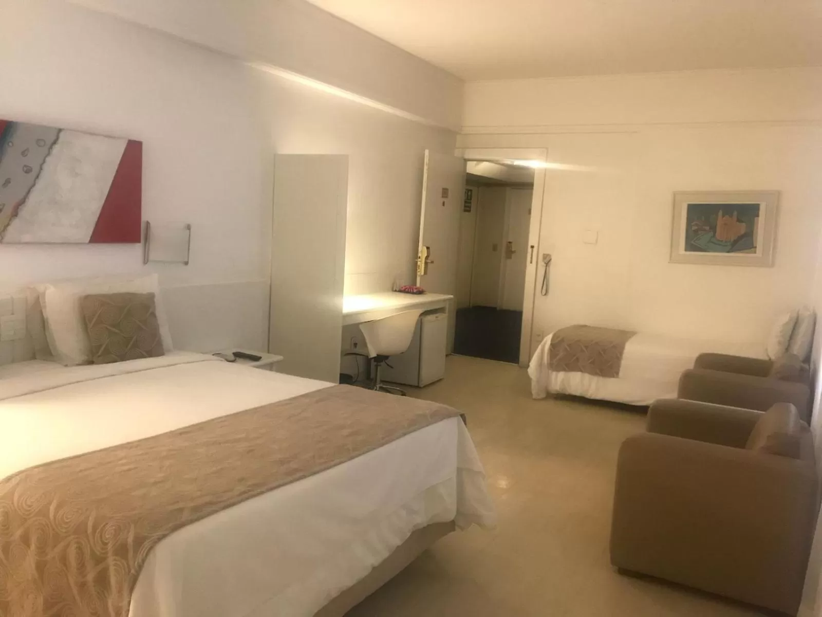 Bedroom, Bed in Boulevard Plaza