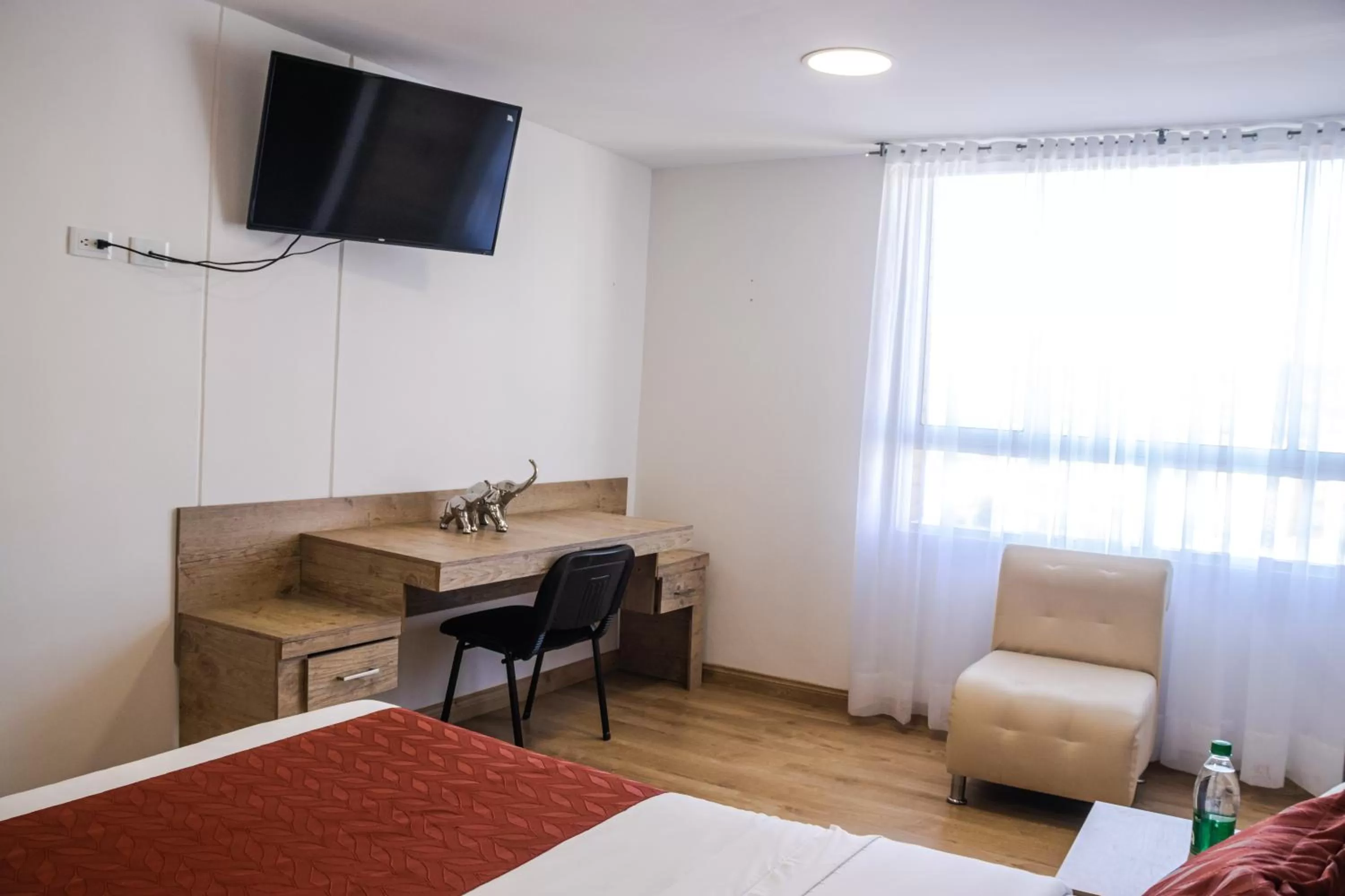 Bed, TV/Entertainment Center in Nogal Suite Hotel Ipiales