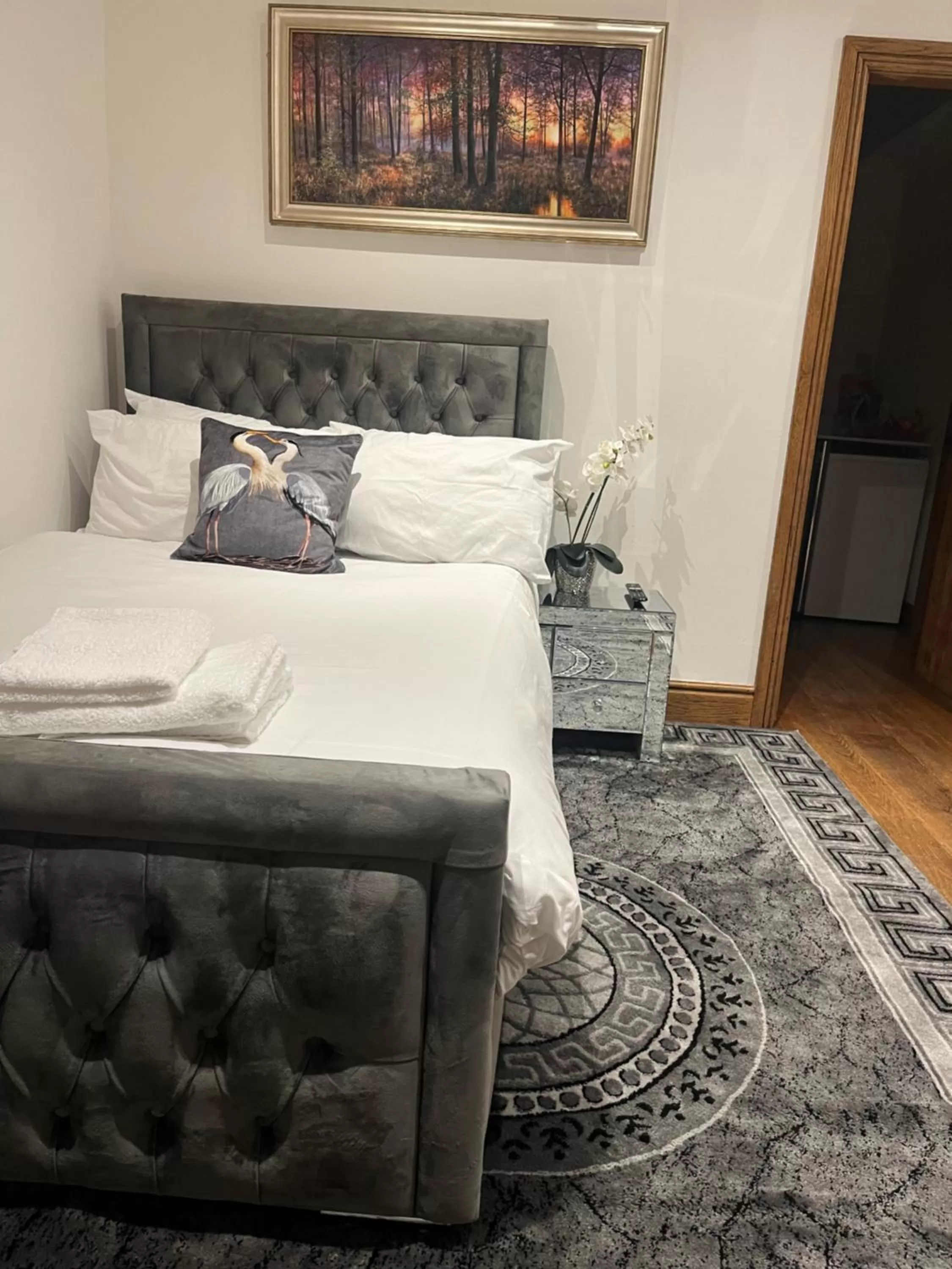 Bed in TJ Homes - Luxury Studio Suite with Garden View - Next to tube station London