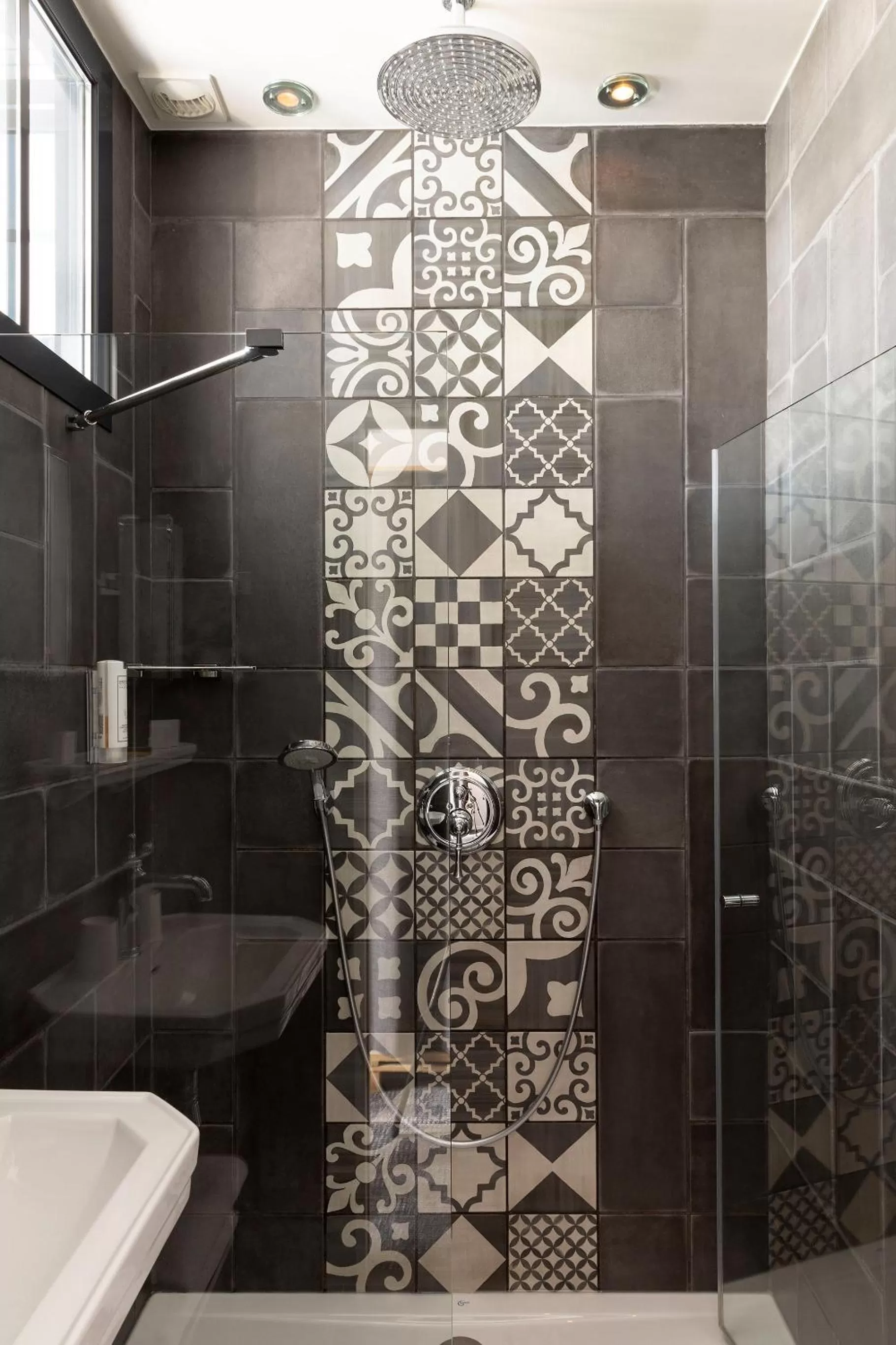 Shower in Hôtel Fabric