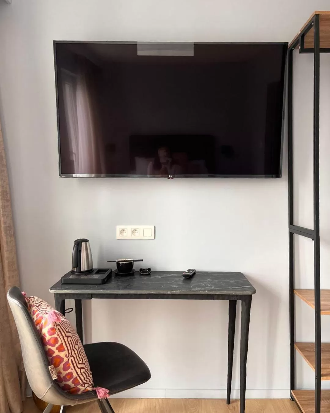 TV and multimedia in Hôtel La Pièce