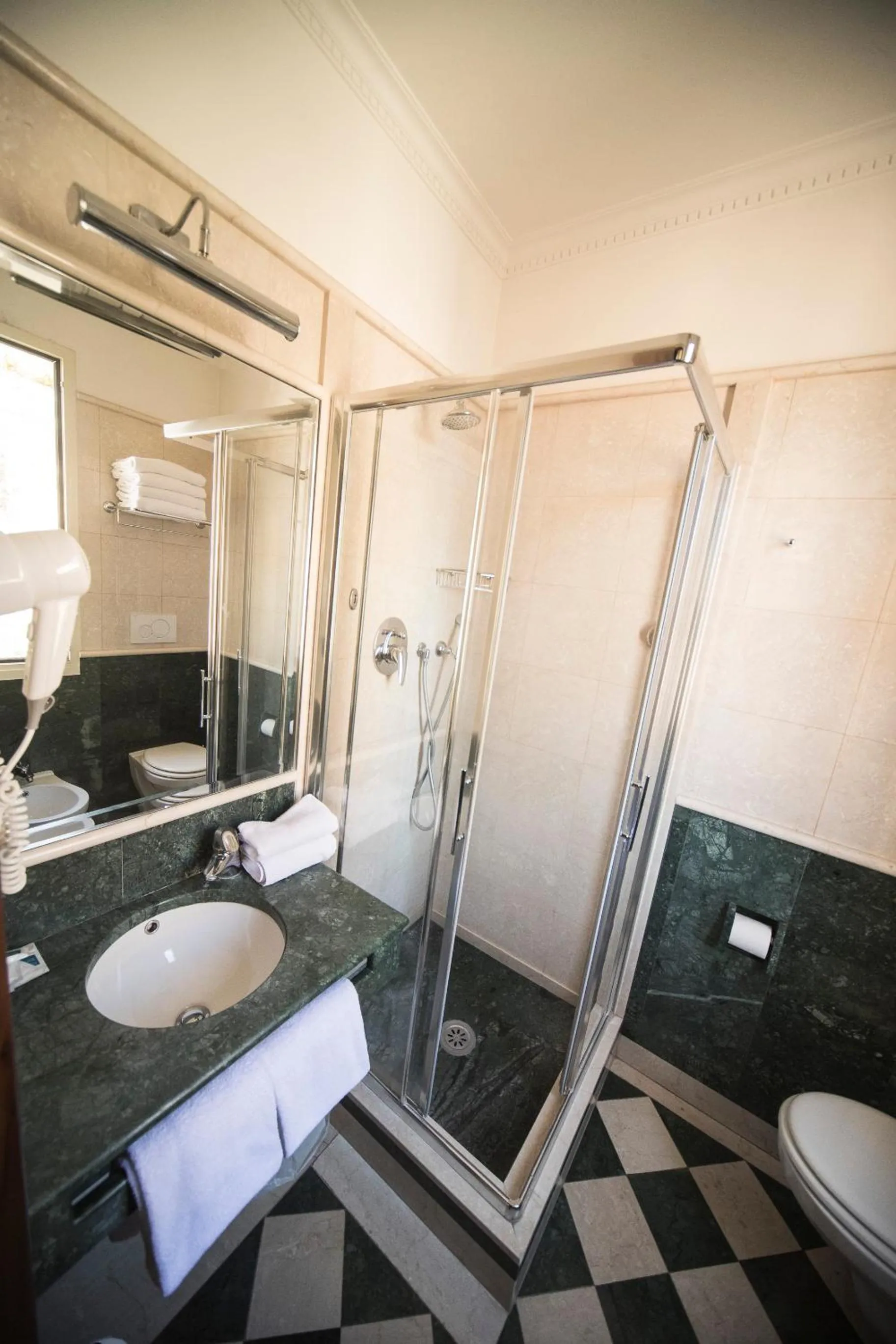 Bathroom in Hotel Donatello