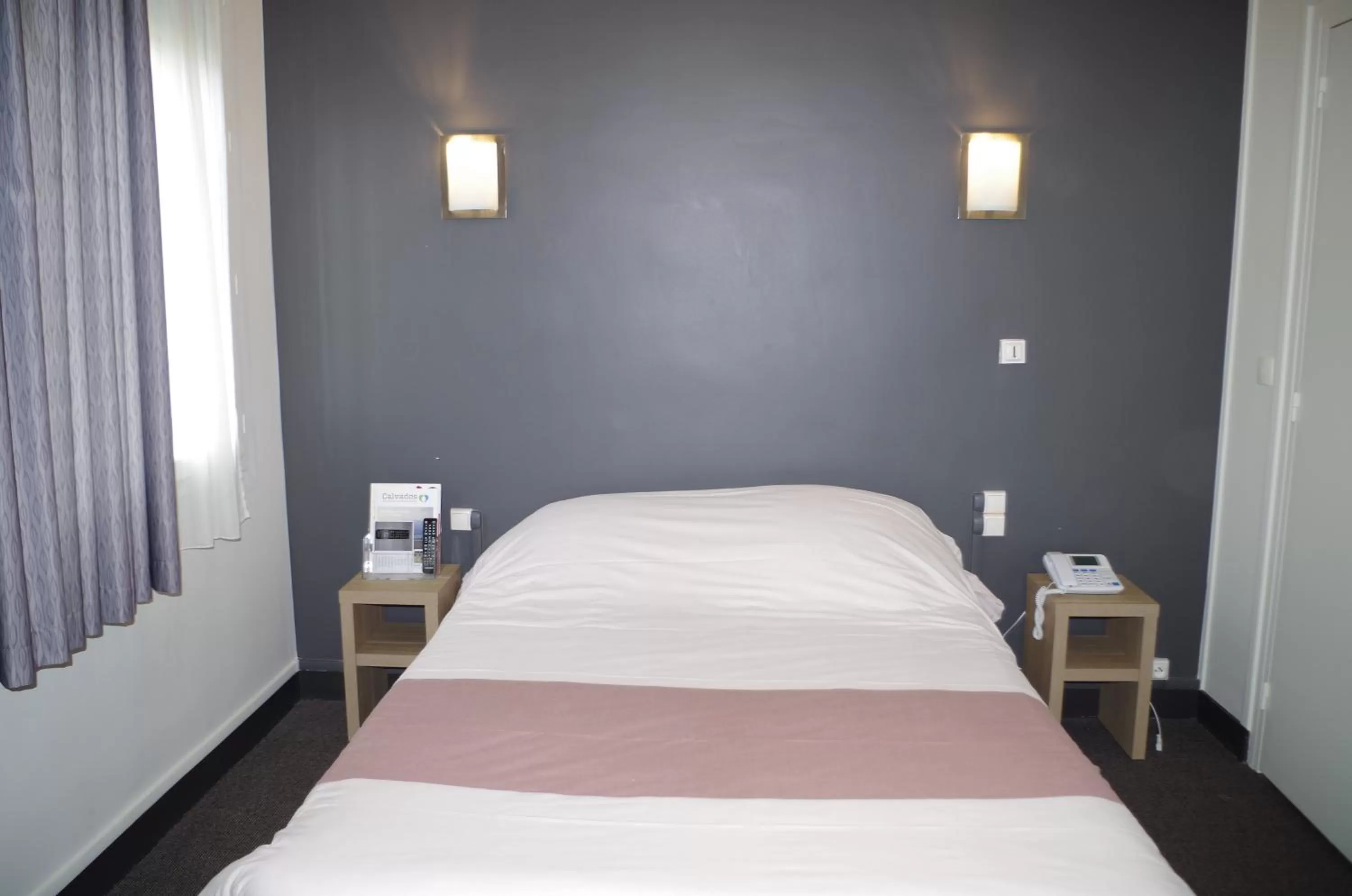 Photo of the whole room, Bed in The Originals City, Hôtel Le Savoy, Caen