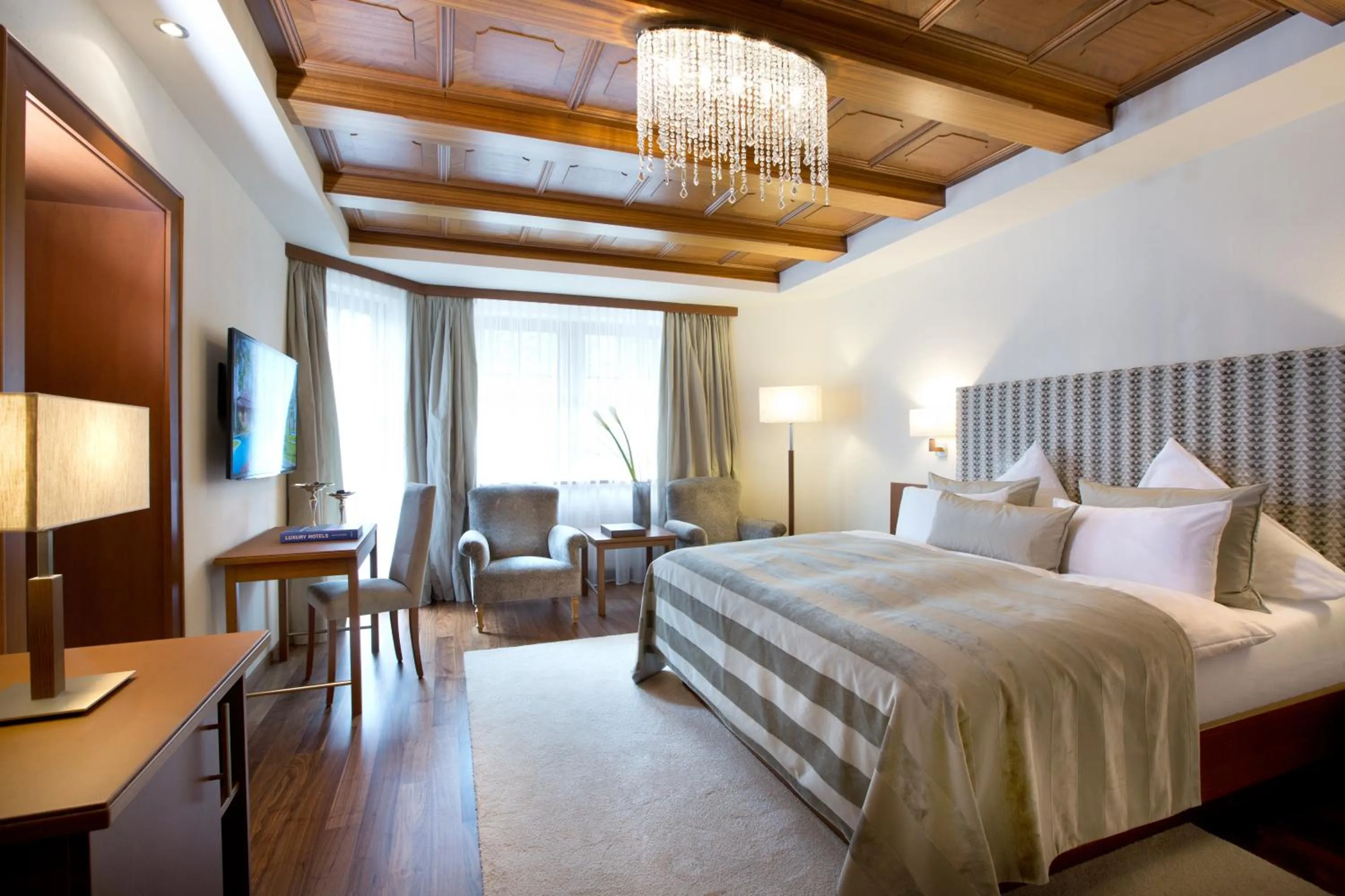 Photo of the whole room, Bed in Geniesserhotel Minglers Sportalm 4 Sterne Superior