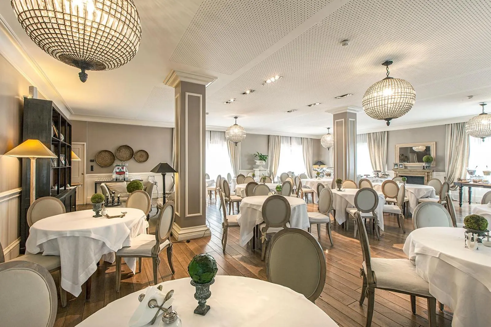 Breakfast in Hotel Touring