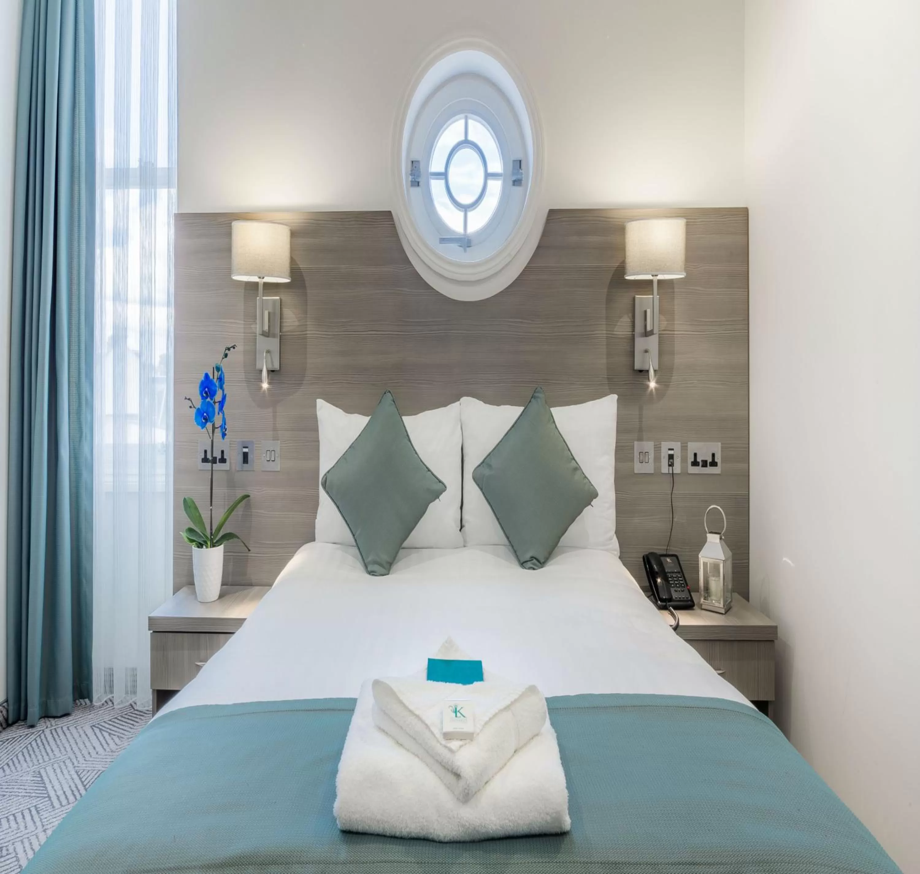 Bed in The Lion & Key Hotel